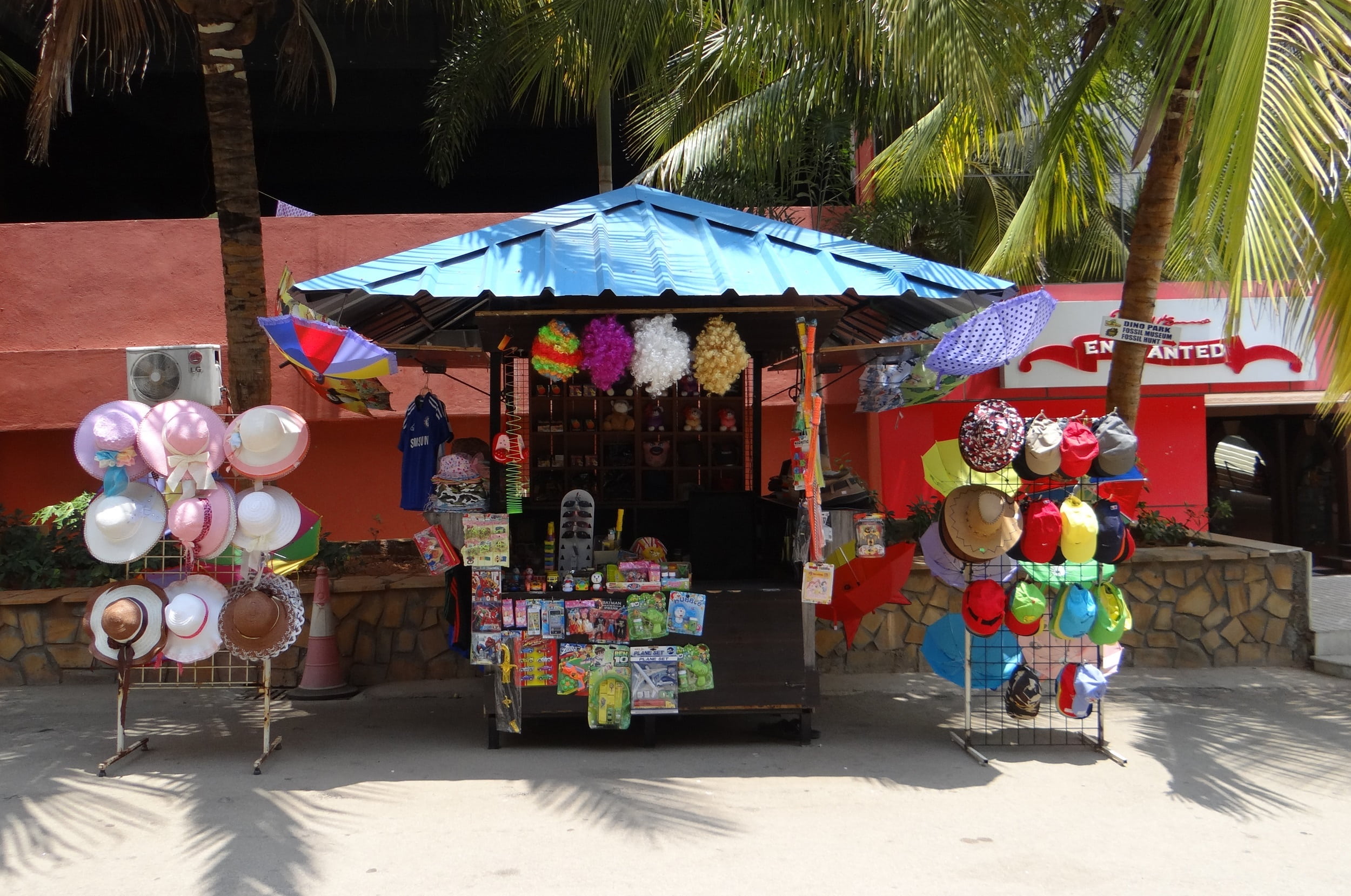shop, 1080P, city, table, tree, wares, shadow, travel destinations, built structure, small business, palm tree, day, retail, building exterior, travel, HD Wallpaper