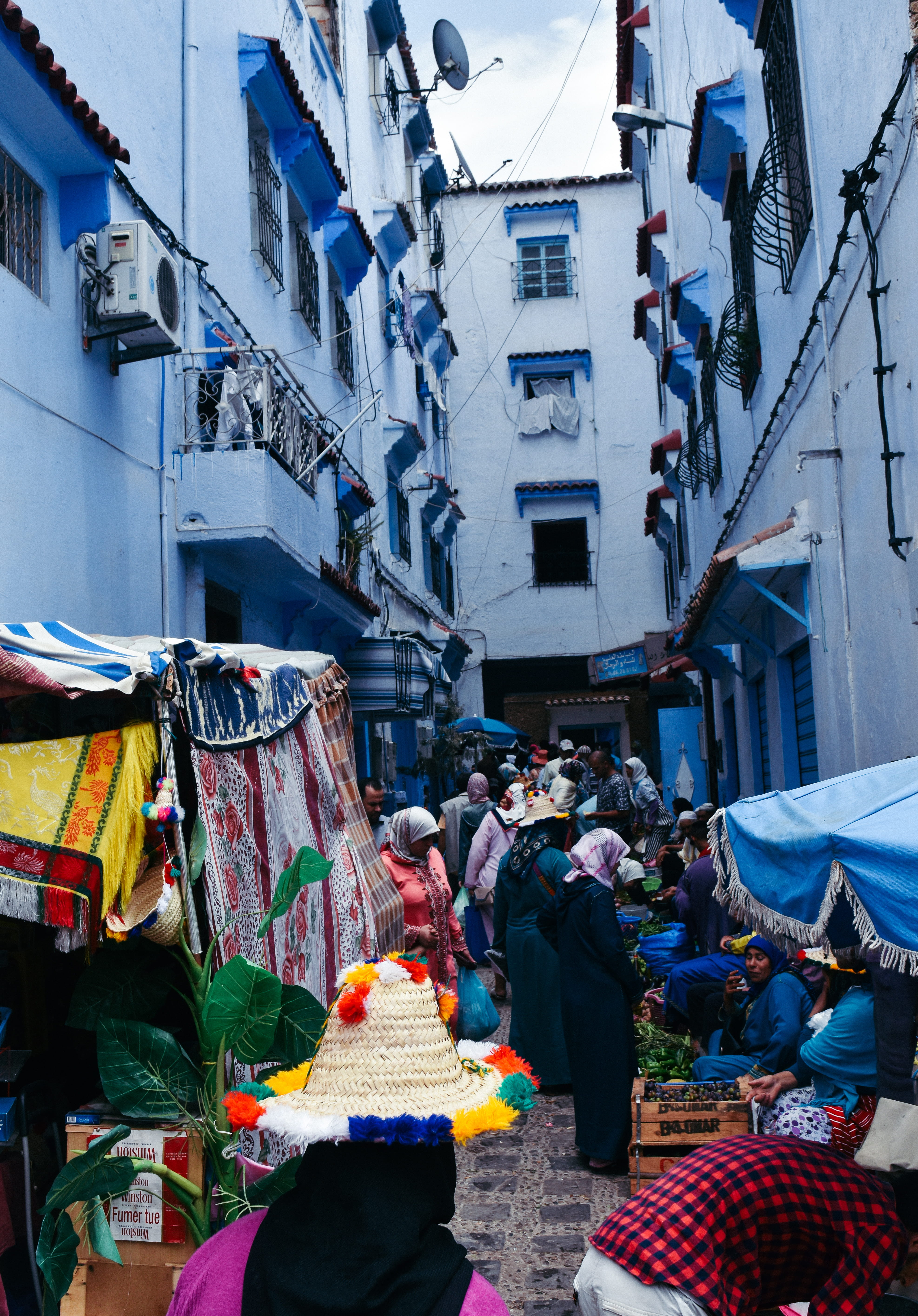 building, real people, buying, town, colorful, fabric, architecture, bazaar, group of people, color, retail, 5K, human, parade, men, street market, adult, Phone HD Wallpaper