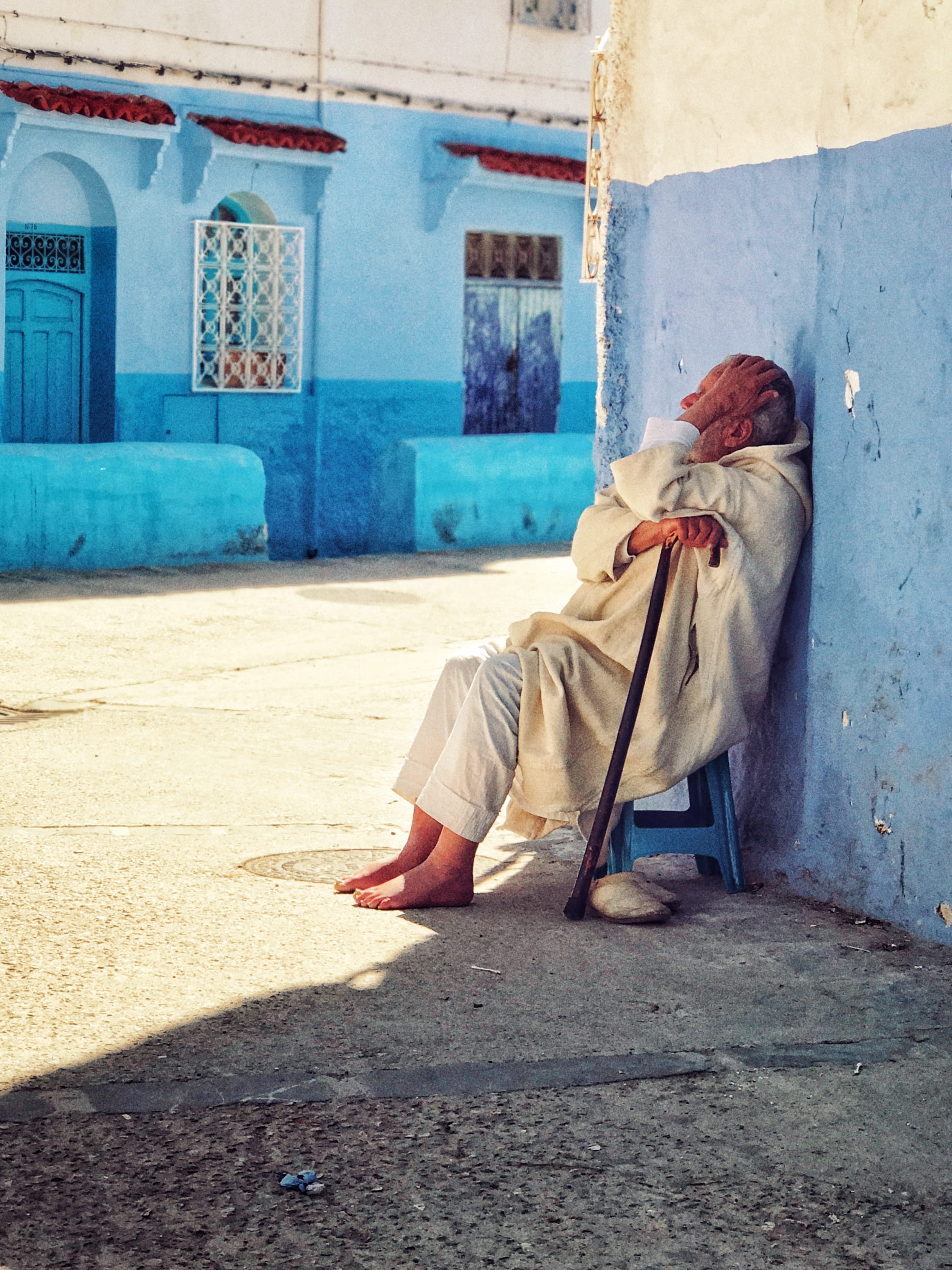 2K, holding, stool, building exterior, obscured face, nature, blue, traditional clothing, one animal, coat, footpath, one person, woman, built structure, Phone HD Wallpaper