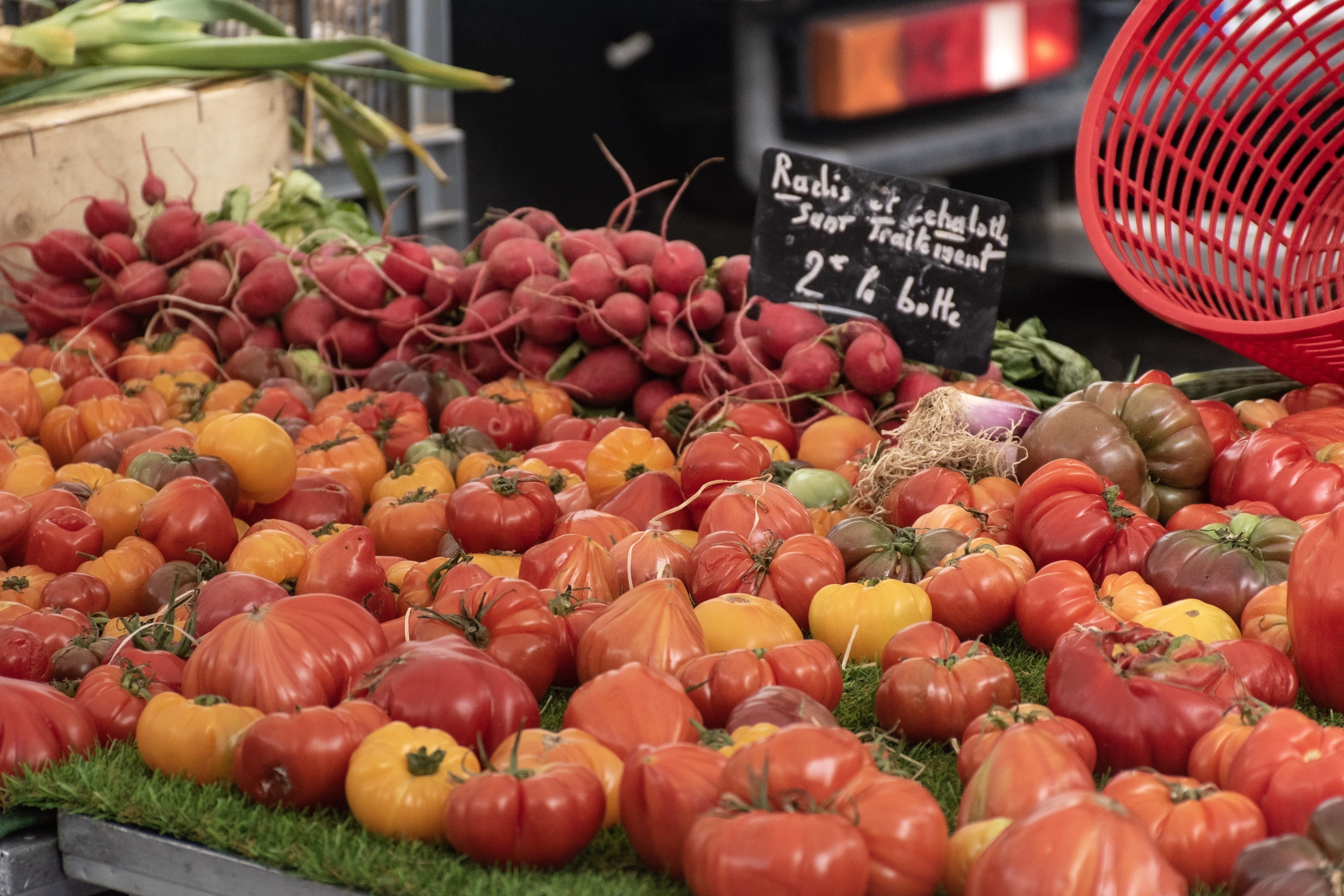 market, beets, produce, red, tomatoes, market stall, sale, vegetable, market day, beats, large group of objects, rustic, arrangement, food, healthy eating, HD Wallpaper