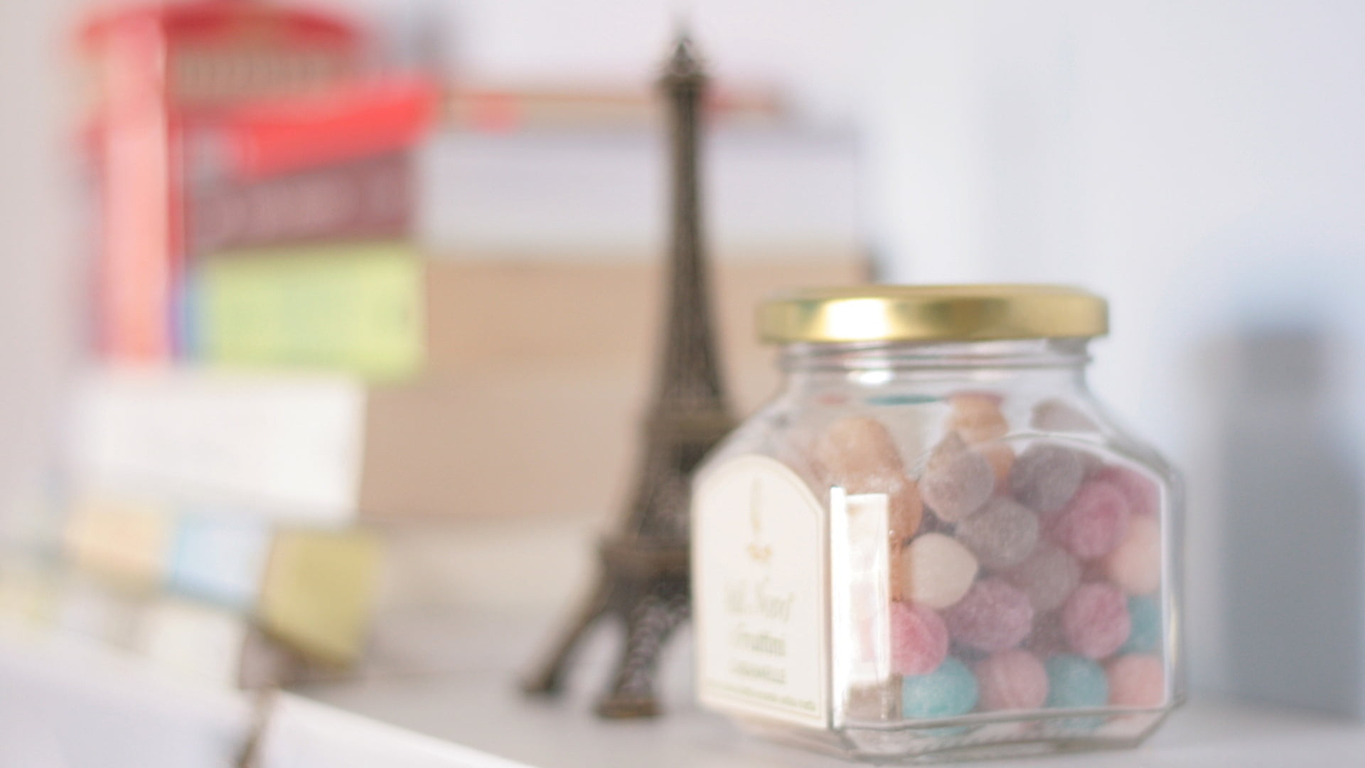 bottle, airtight, focus on foreground, shelf, no People, dessert, jar, 1080P, container, candy, multi Colored, bank, fruit, glass, business, clear, store, HD Wallpaper
