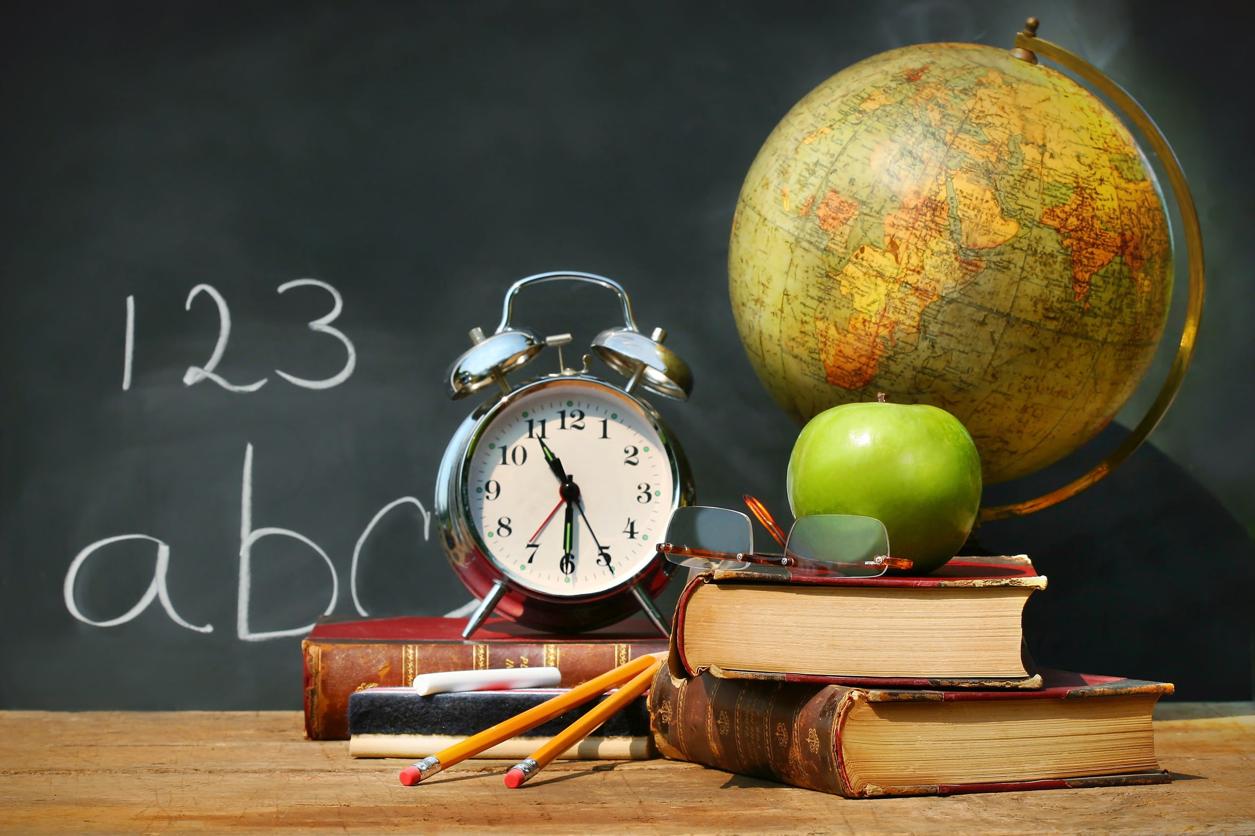 Mel, pencils, school, 2K, Board, glasses, watch, globe, books, Apple, table, alarm clock, HD Wallpaper
