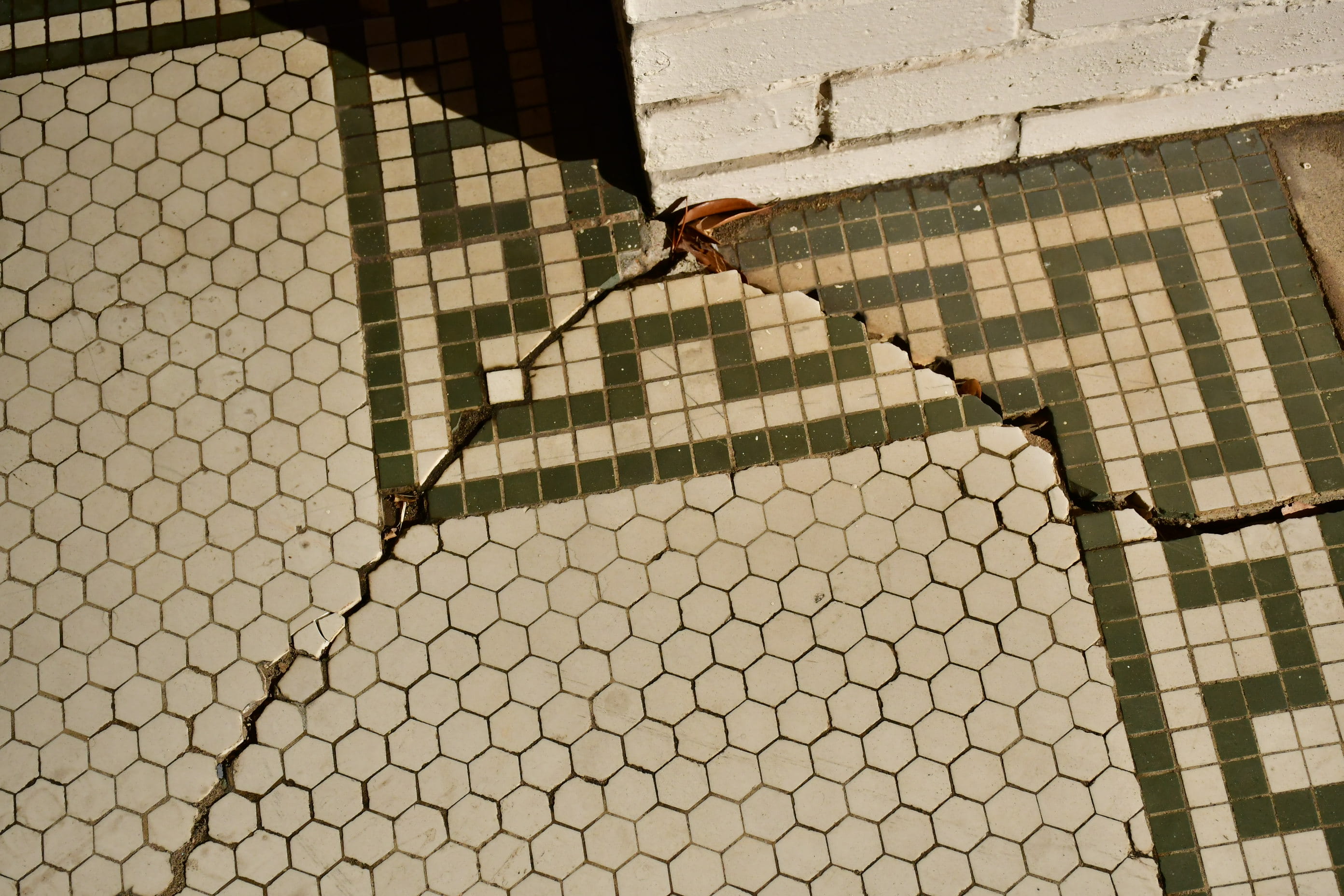 floor, outdoors, crypt, 2K, plywood, architecture, tile, footpath, brick, lifestyles, flagstone, nature, sunlight, banister, city, art, no people, weaponry, HD Wallpaper
