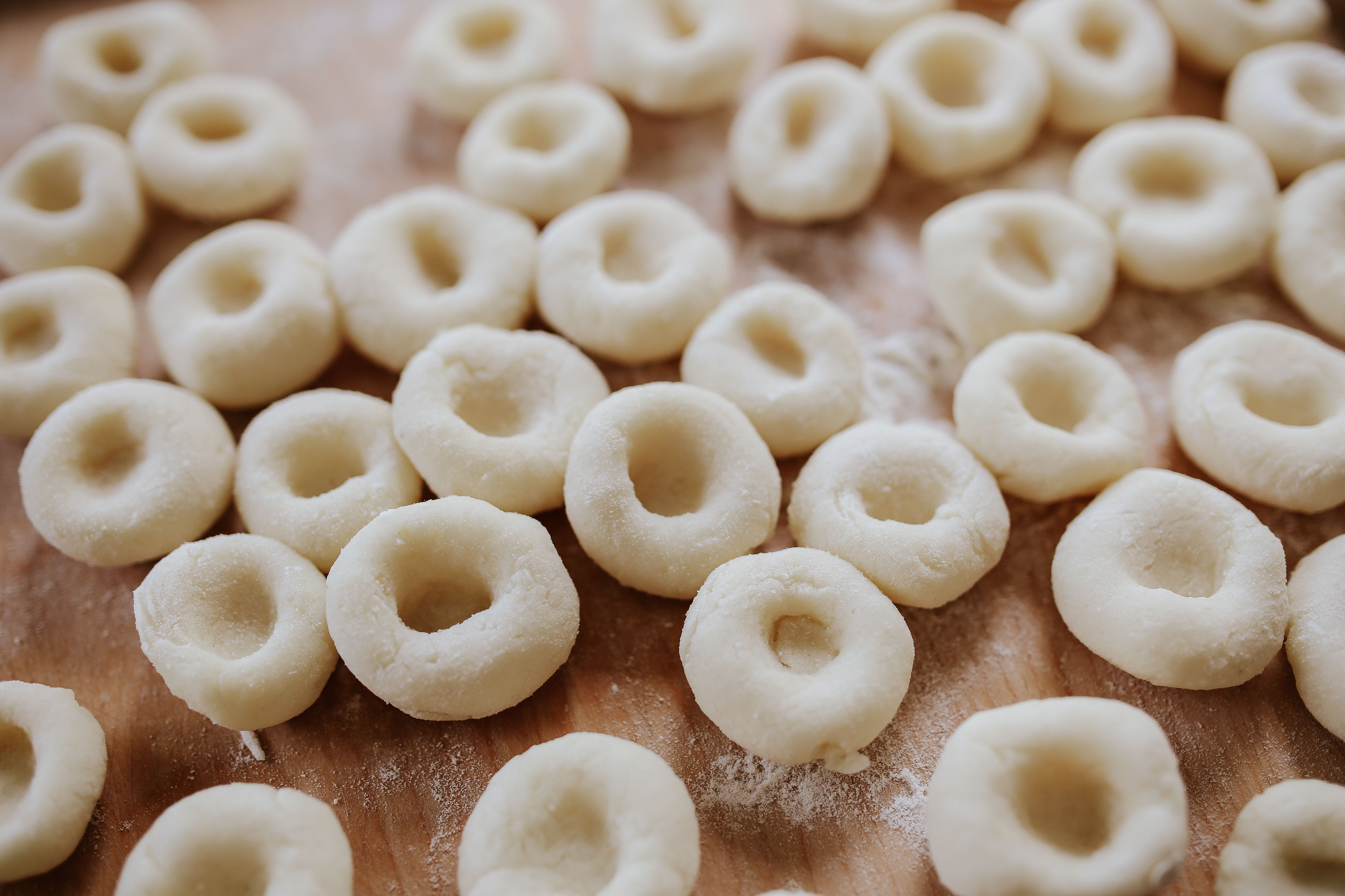 Polish, close-up, freshness, white noodles, white dumplings, potato dumplings, dumplings, snack, backgrounds, cookie, indoors, l, table, shape, temptation, HD Wallpaper