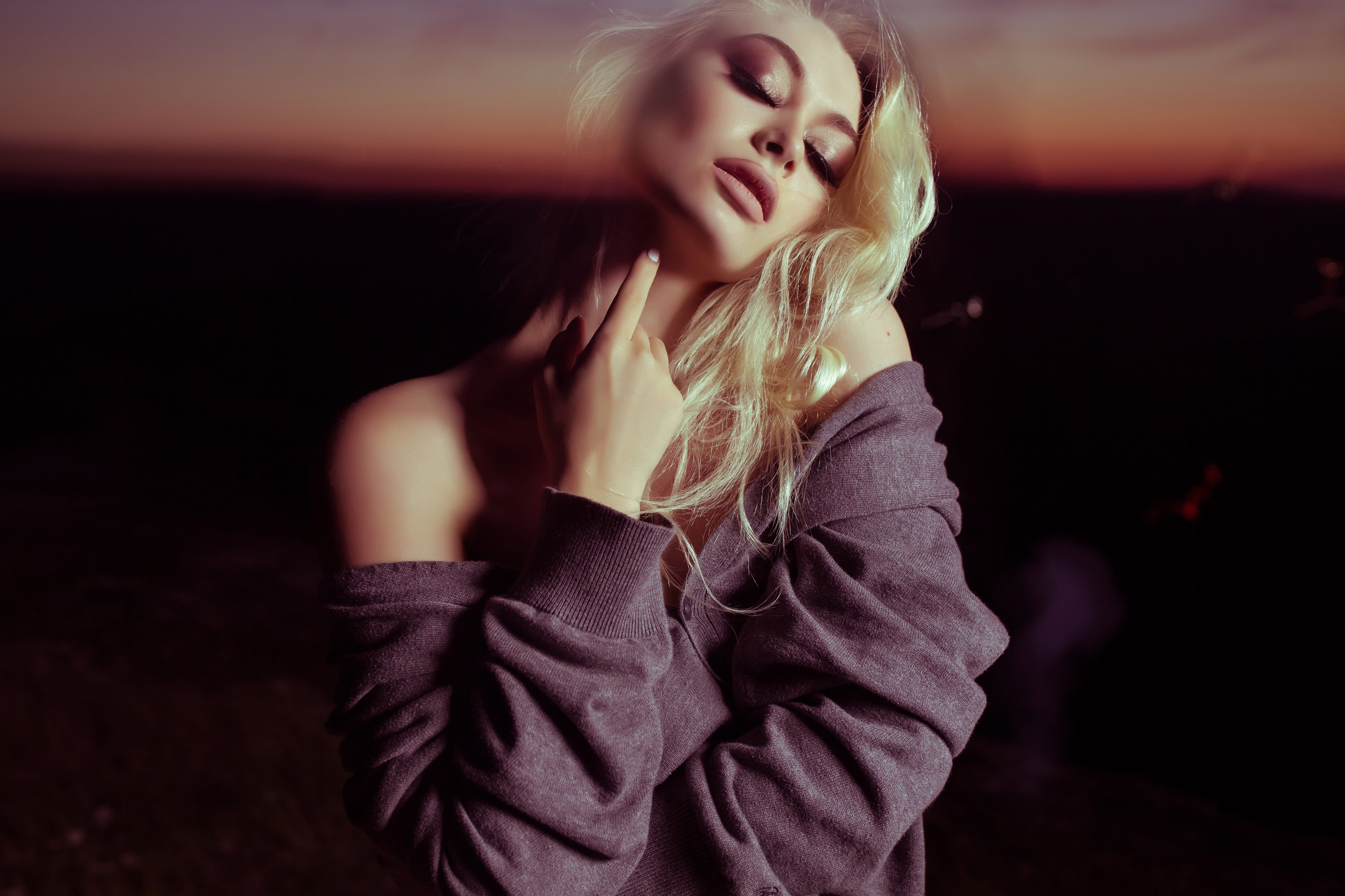 holding, clothing, pose, hairstyle, fashion, beauty, hair, jumper, blondehair, woman, night, female, glamour, gray, room, light, women, females, sweater, HD Wallpaper