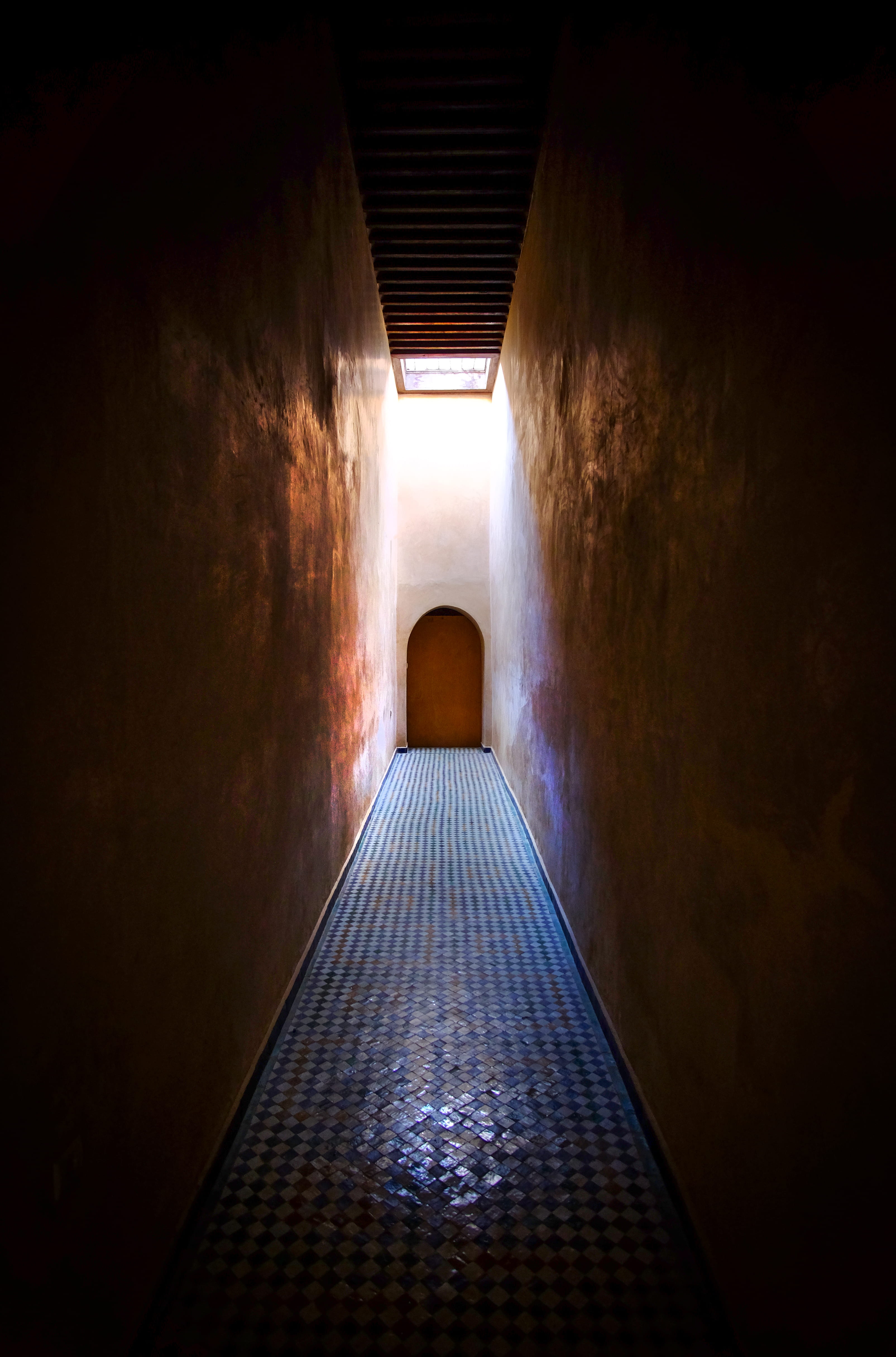 indoors, narrow, doorway, lighted, building, absence, alley, dim, diminishing perspective, corridor, dark, directly below, empty, arcade, the way forward, Phone HD Wallpaper