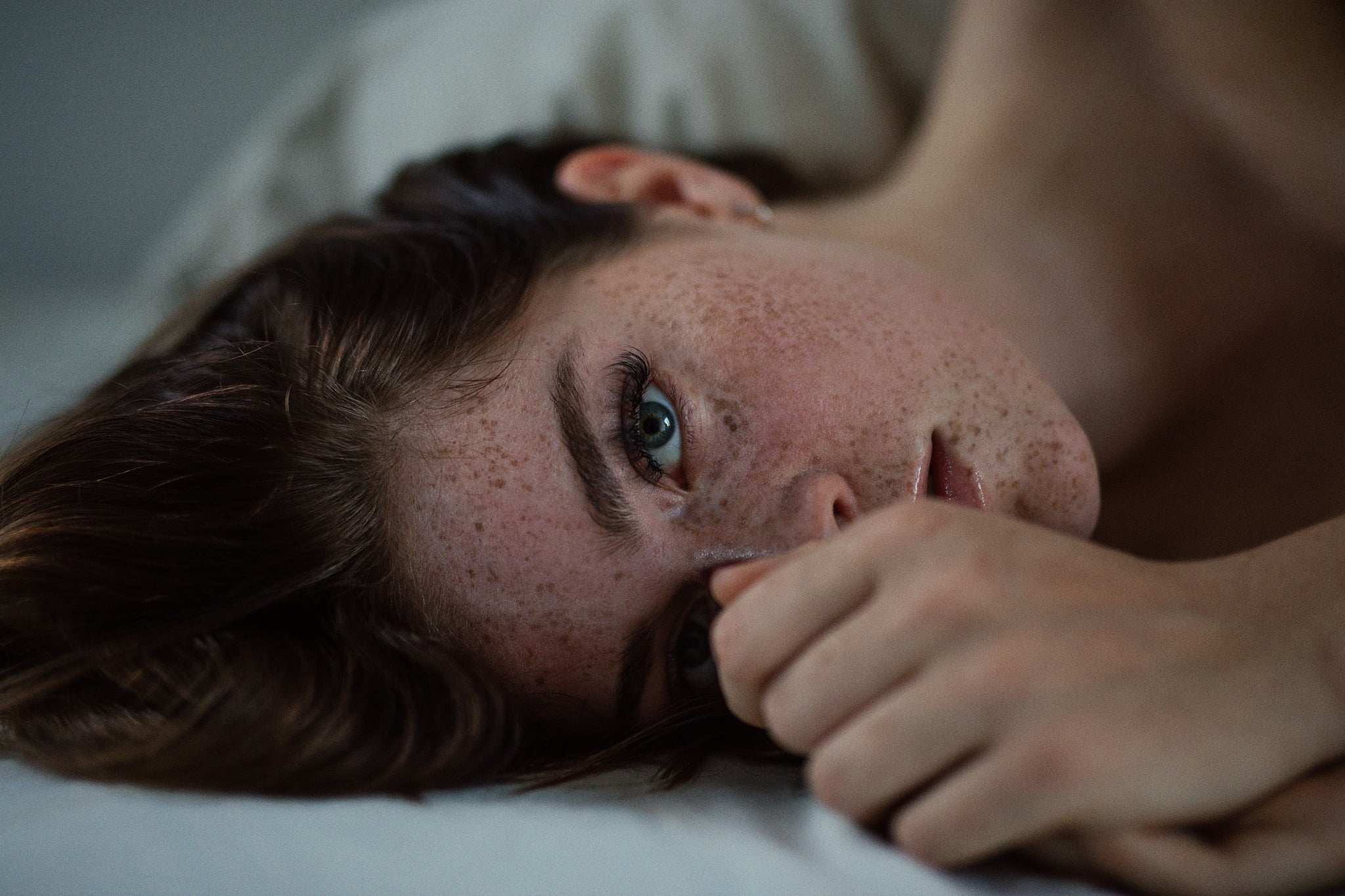 brunette, one person, headshot, selective focus, indoors, Jesse Herzog, Chloe Bechtol, leisure activity, bed, furniture, lying down, home interior, looking at camera, HD Wallpaper