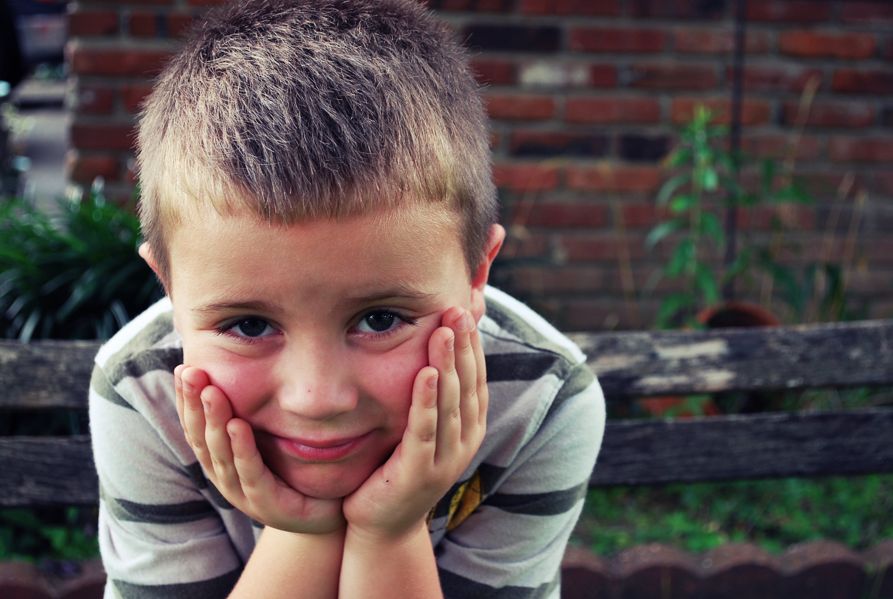 waiting, sad eyes, real people, smiling, front view, hand, cute, white, young man, child, headshot, looking at camera, human body part, males, lifestyles, HD Wallpaper