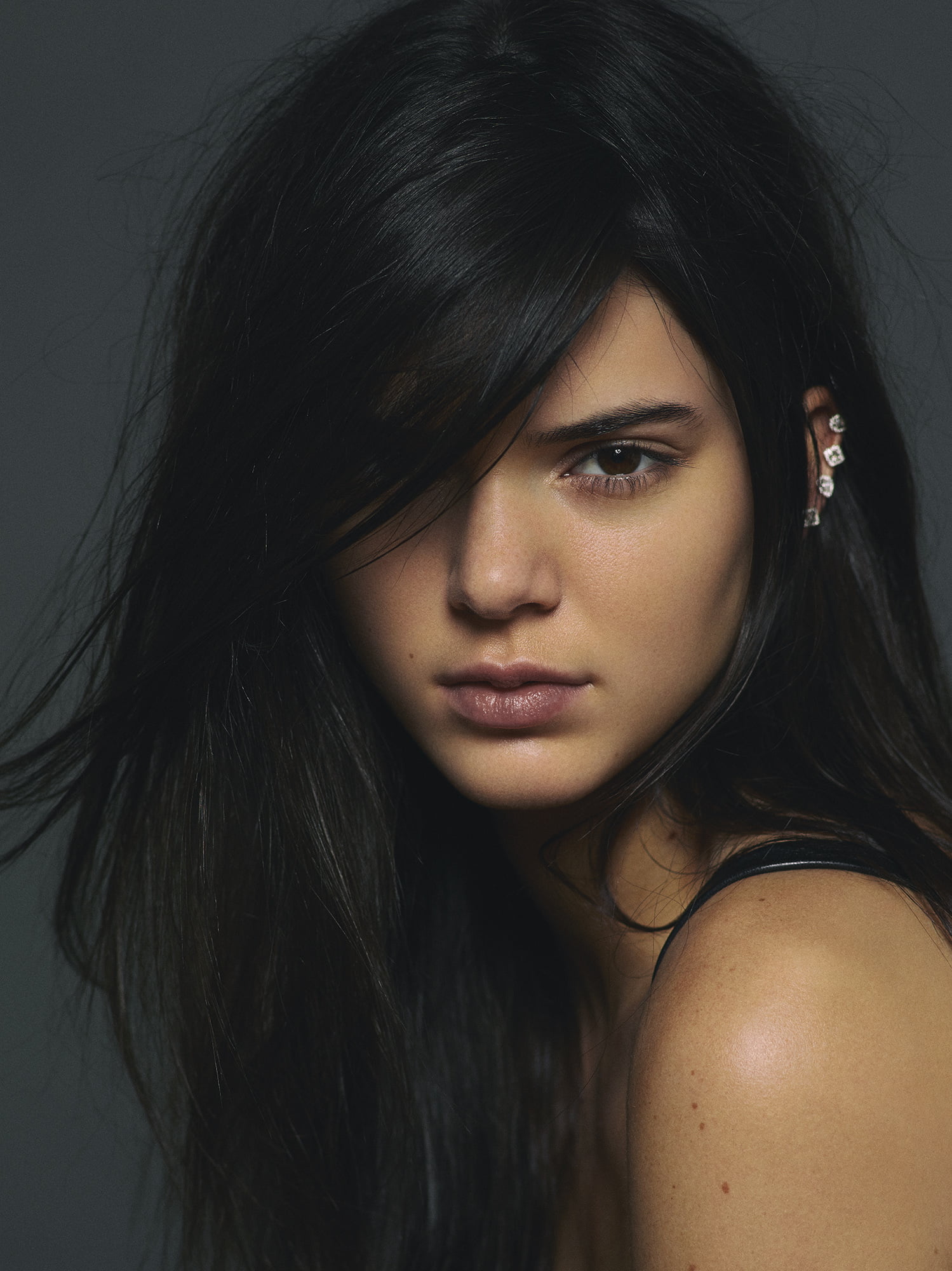 dark hair, 1080P, model, women, face, Kendall Jenner, brunette, hair over one eye, gray background, women indoors, Phone HD Wallpaper
