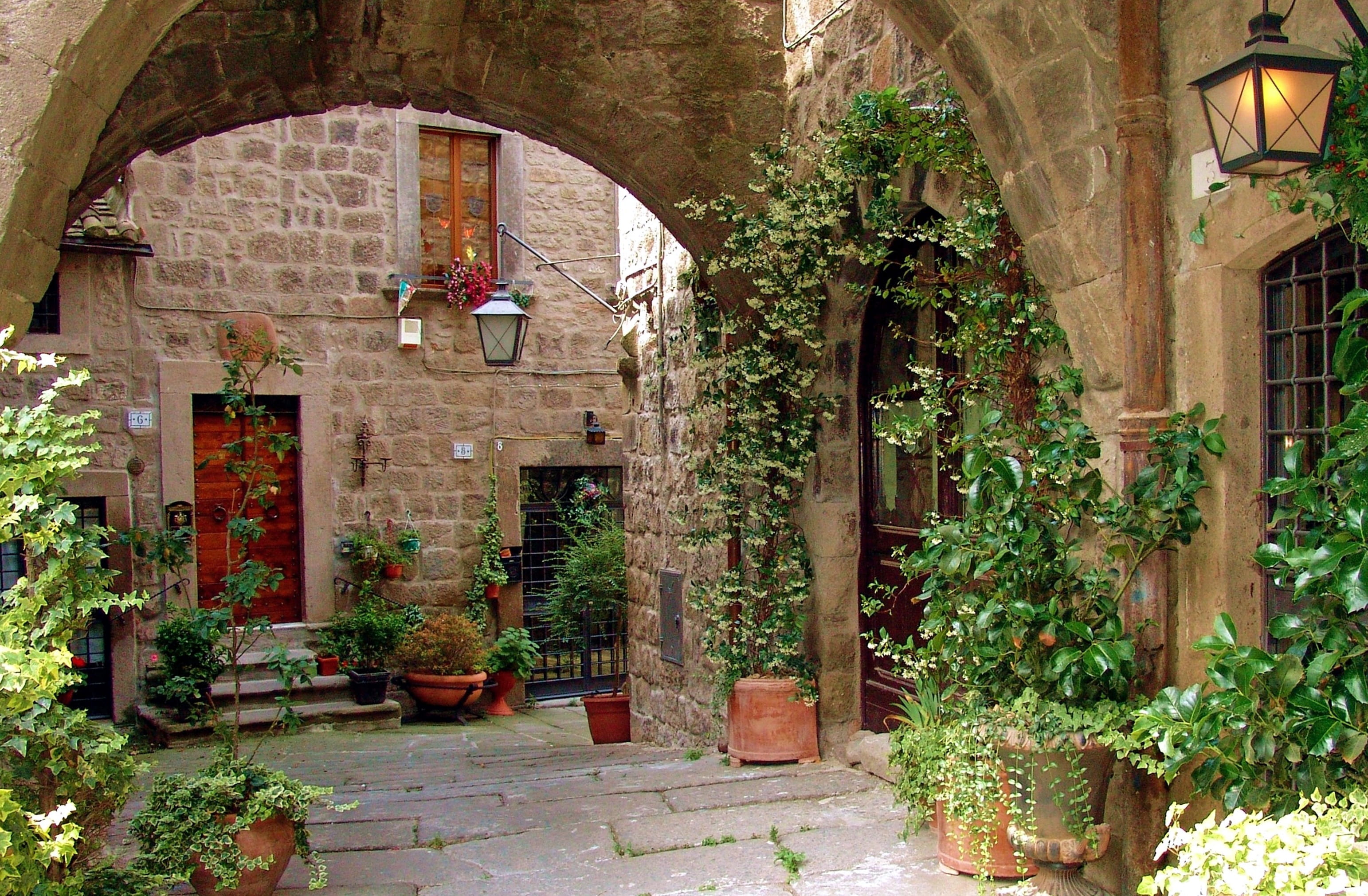 courtyard, building exterior, italy, places of interest, historic center, men, tree, arch, wall, architecture, outdoors, window, house, built structure, HD Wallpaper