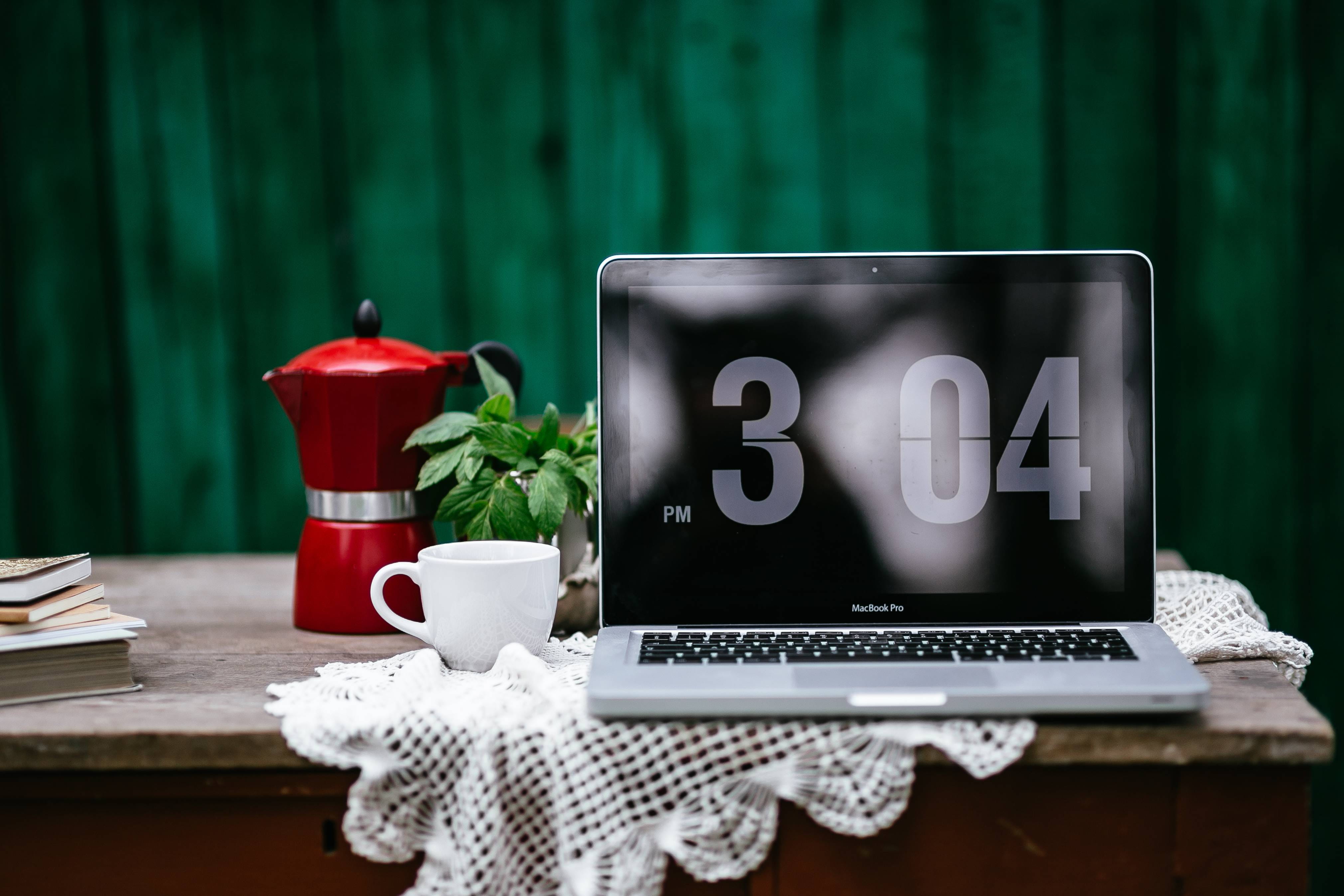 coffee cup, laptop, Vintage, drink, christmas, still life, wood - material, workplace, crockery, cup, technology, tea cup, desk, green color, countryside, HD Wallpaper