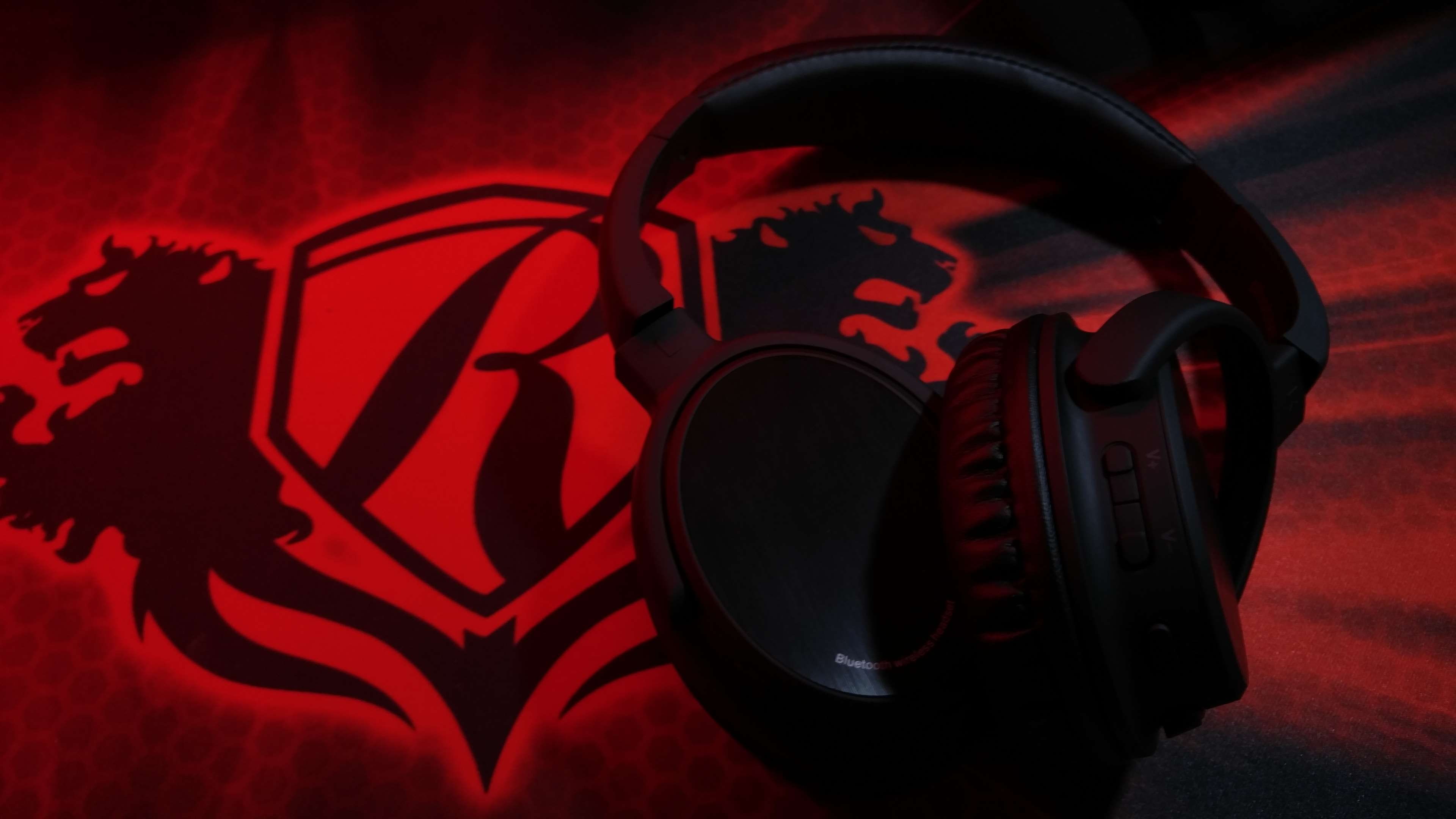 technology, red, sign, mouse, close-up, wireless, reflection, sound, matte, black, mat, bth3, body part, headphones, indoors, audio, studio shot, bluetooth, HD Wallpaper