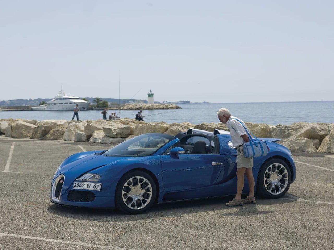 copy space, rear view, Bugatti Veyron, sky, motor vehicle, day, car, 720P, blue, luxury, mode of transportation, land, convertible, horizon over water, HD Wallpaper