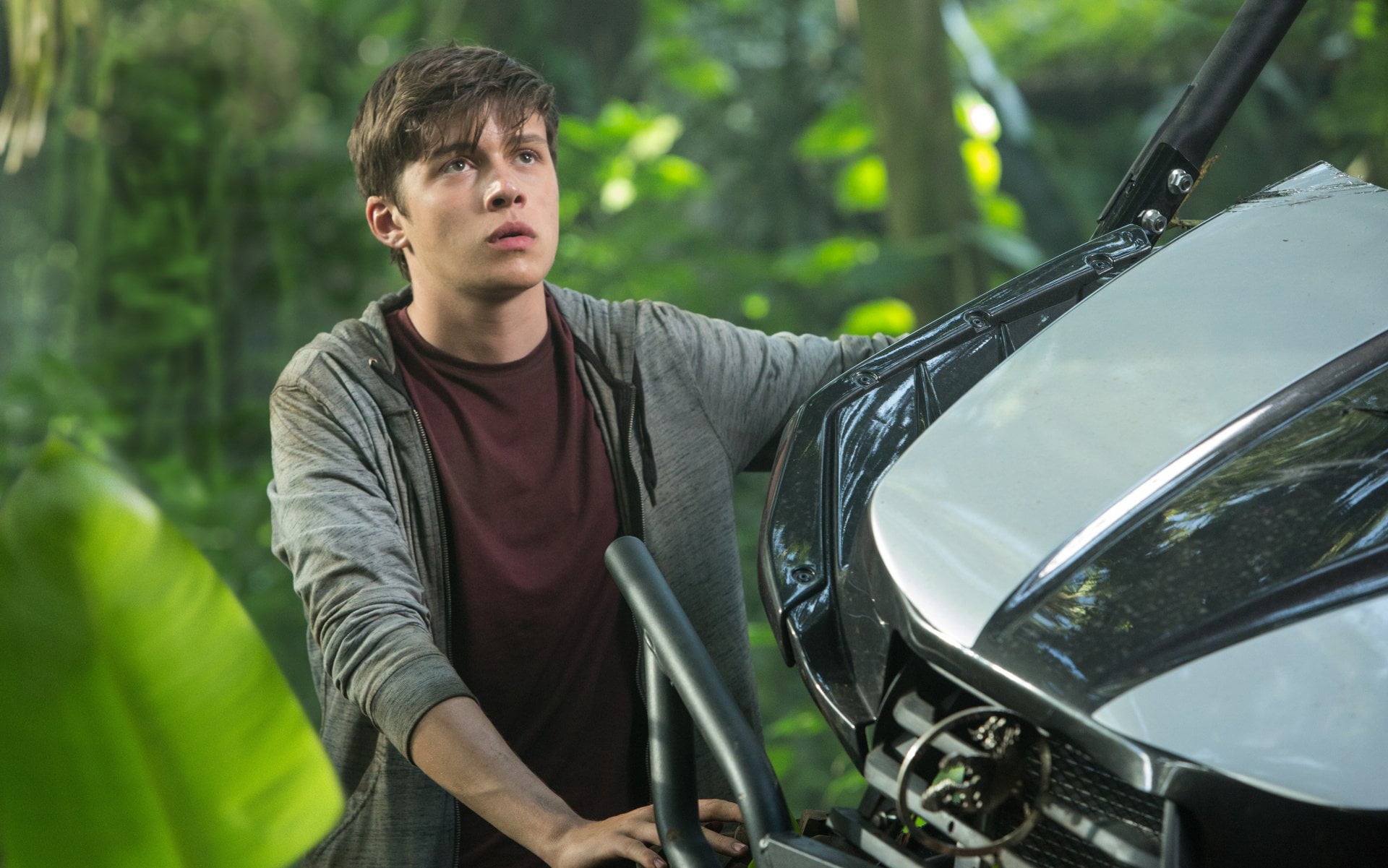 standing, focus on foreground, lifestyles, looking away, land vehicle, Jurassic Park, motor vehicle, vehicle breakdown, Jurassic World, young men, Nick Robinson, HD Wallpaper