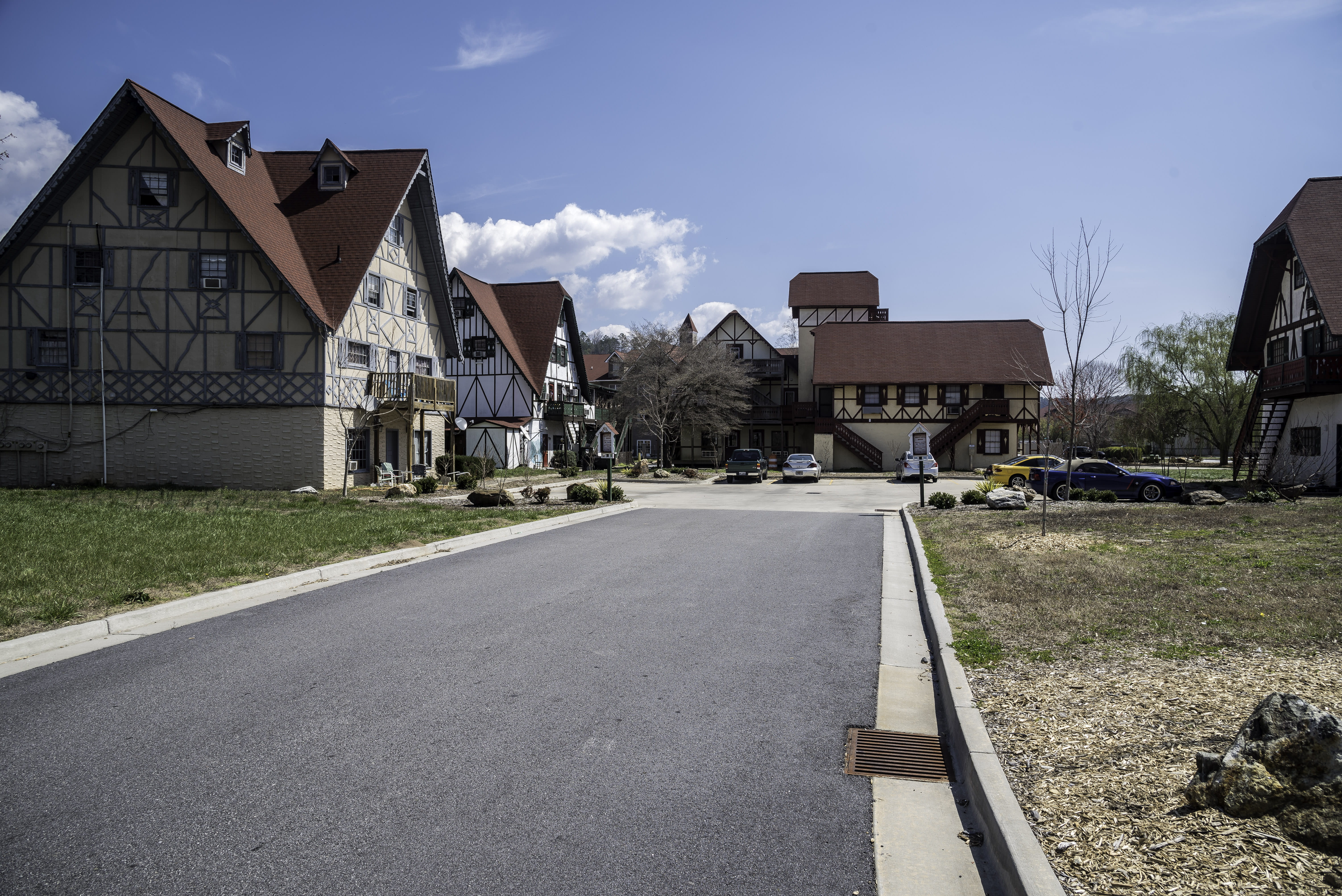 street, Backstreet, helen, built Structure, city, alpine helen, motels, sunlight, public domain, nature, road, the way forward, day, direction, buildings, HD Wallpaper