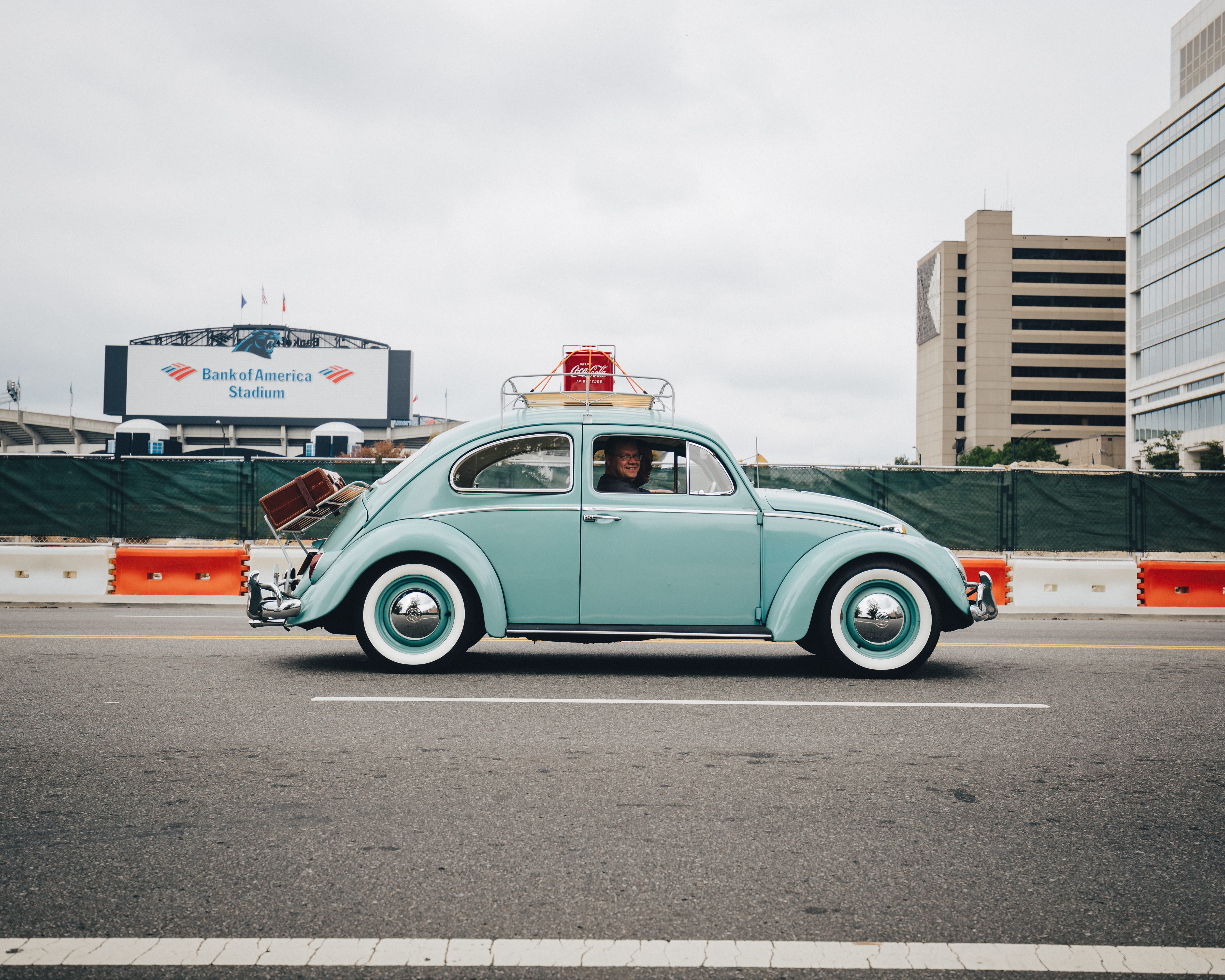 volkswagen, mode of transportation, building, building exterior, beetle, built structure, teal, sign, 4K, closeup, classic, road, photo, car, coupe, street, HD Wallpaper