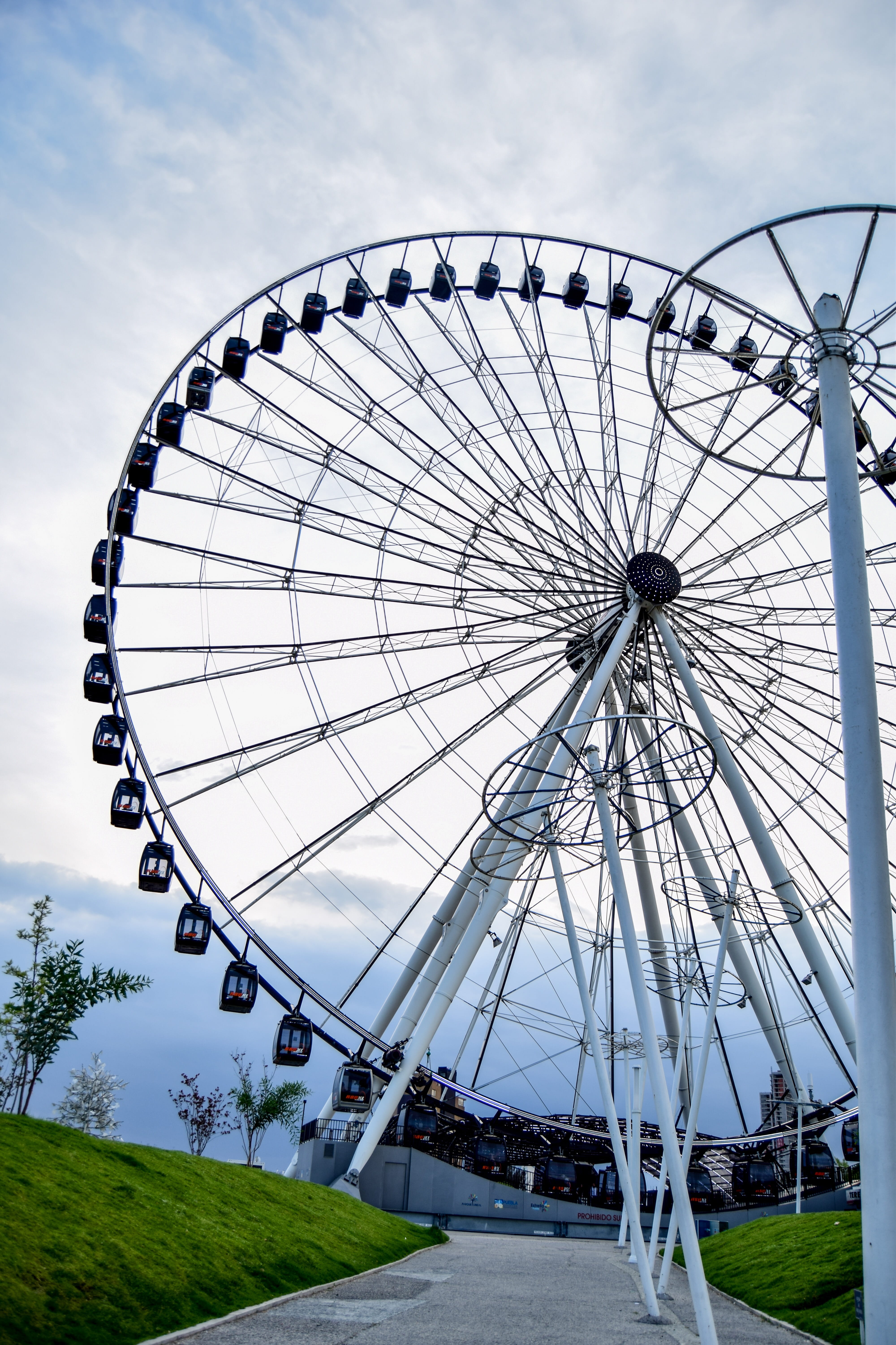 fairground, outdoors, rides, wheel of fortune, no people, water, game, mechanisms, tree, lights, arts culture and entertainment, leisure activity, mexico, Phone HD Wallpaper