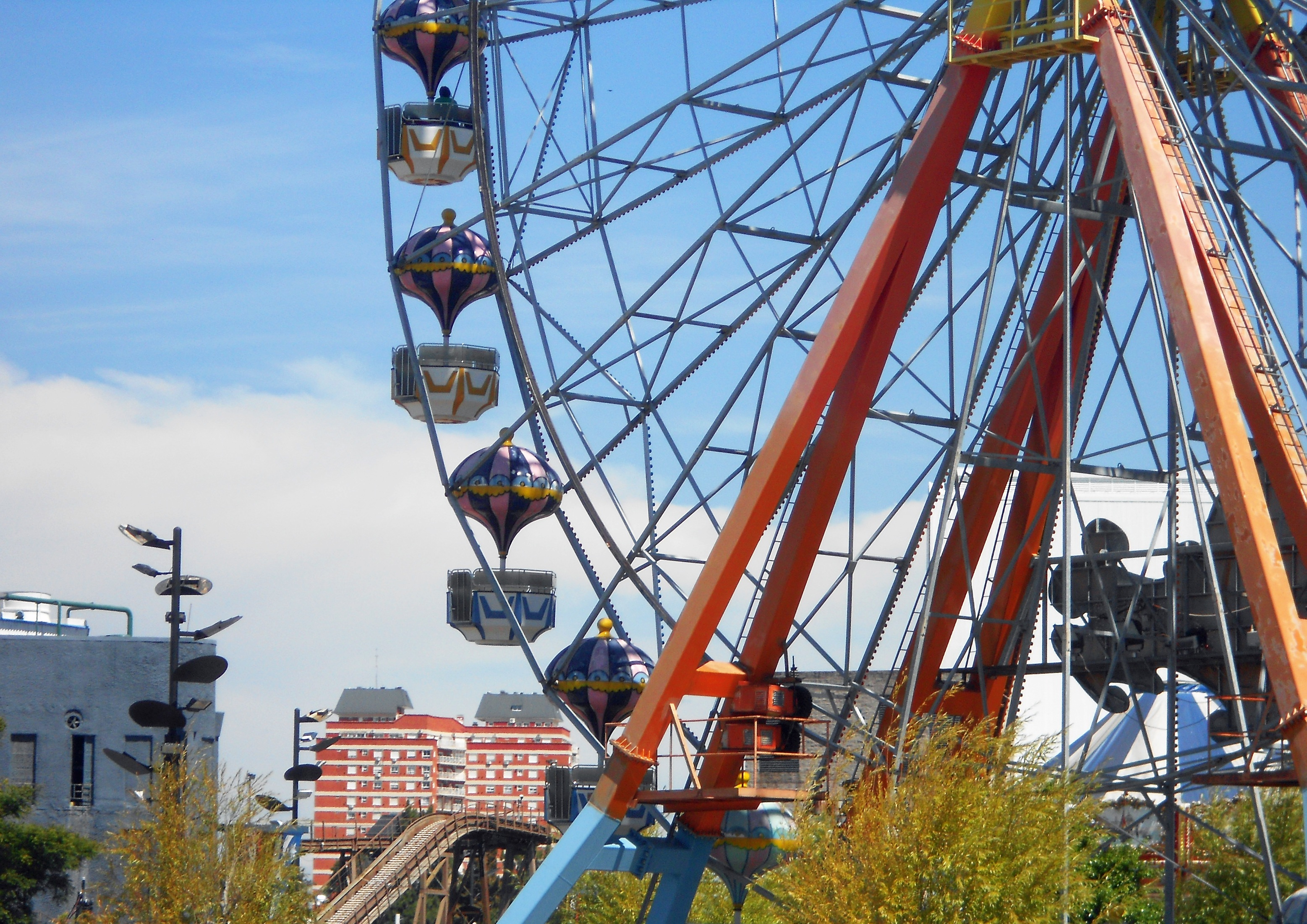 parks, architecture, plant, enjoyment, arts culture and entertainment, 2K, day, metal, fortune wheel, wheel of fortune, fun, ferris wheel, amusement park ride, HD Wallpaper