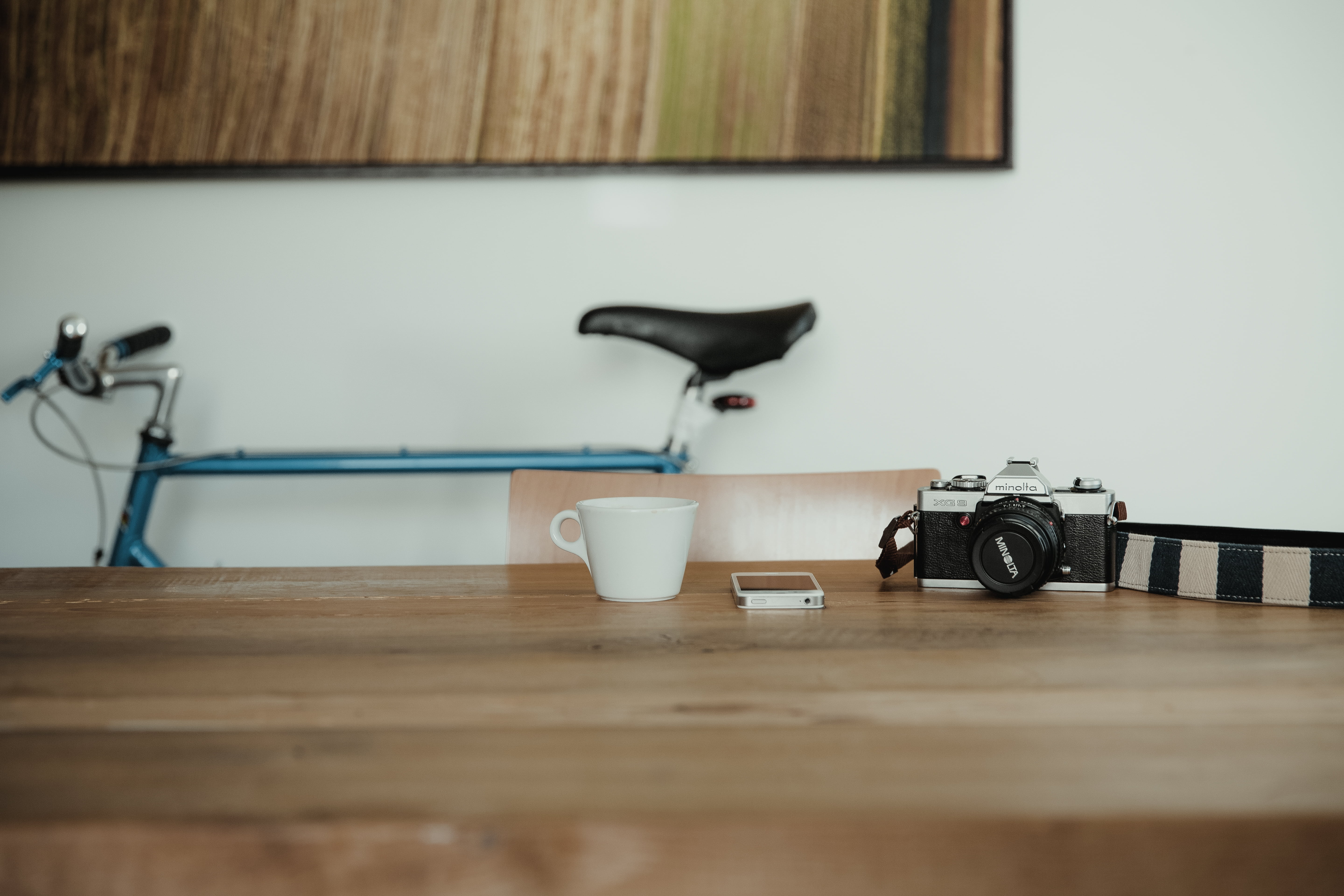 selective focus, vintage, hardwood floor, coffee cup, indoors, racing bike, absence, cellphone, home, coffee, flooring, racing, mug, photography themes, HD Wallpaper