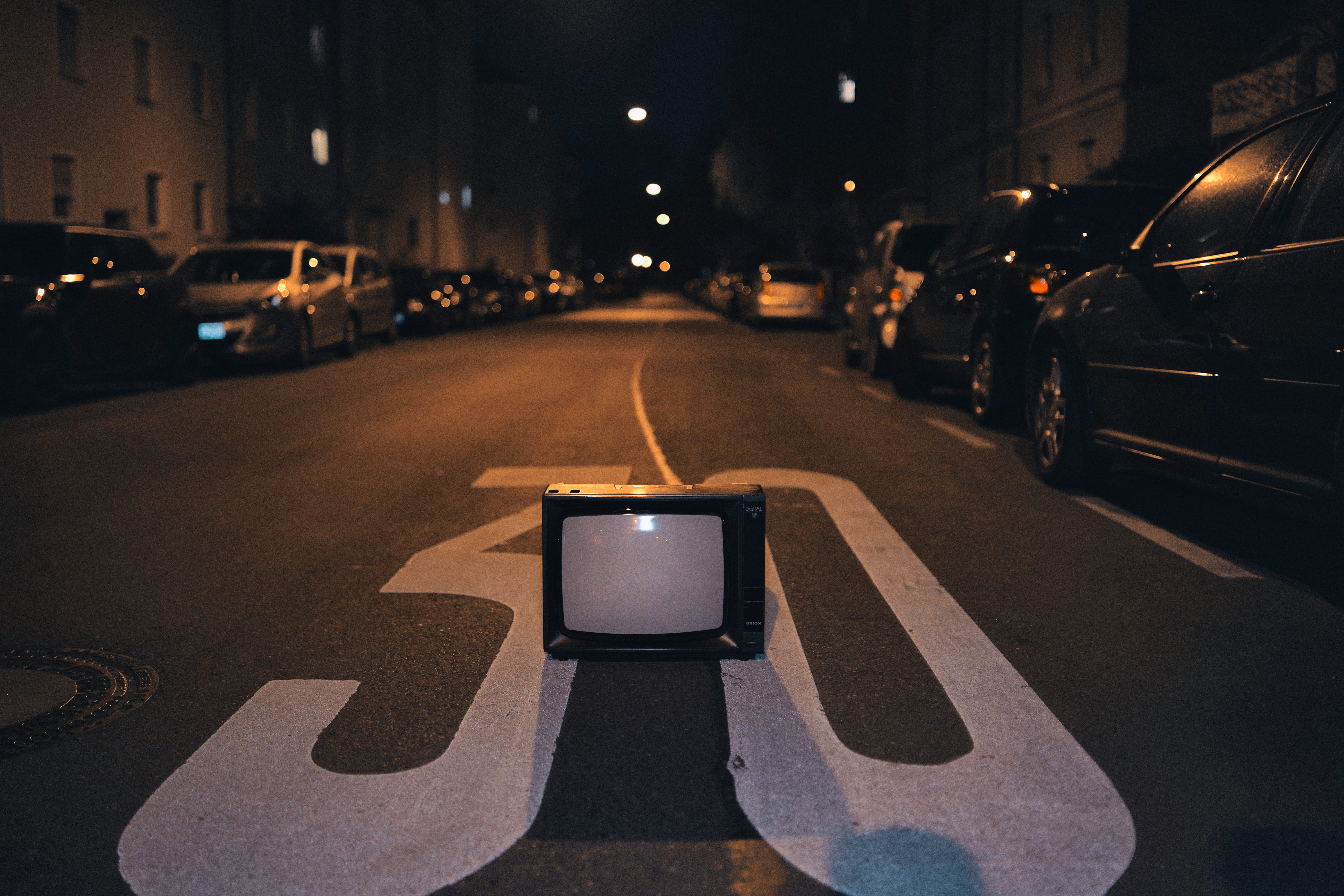 crt, transportation, building exterior, direction, car, sign, nighttime, communication, land vehicle, concrete, mode of transportation, tv, city, headlight, HD Wallpaper