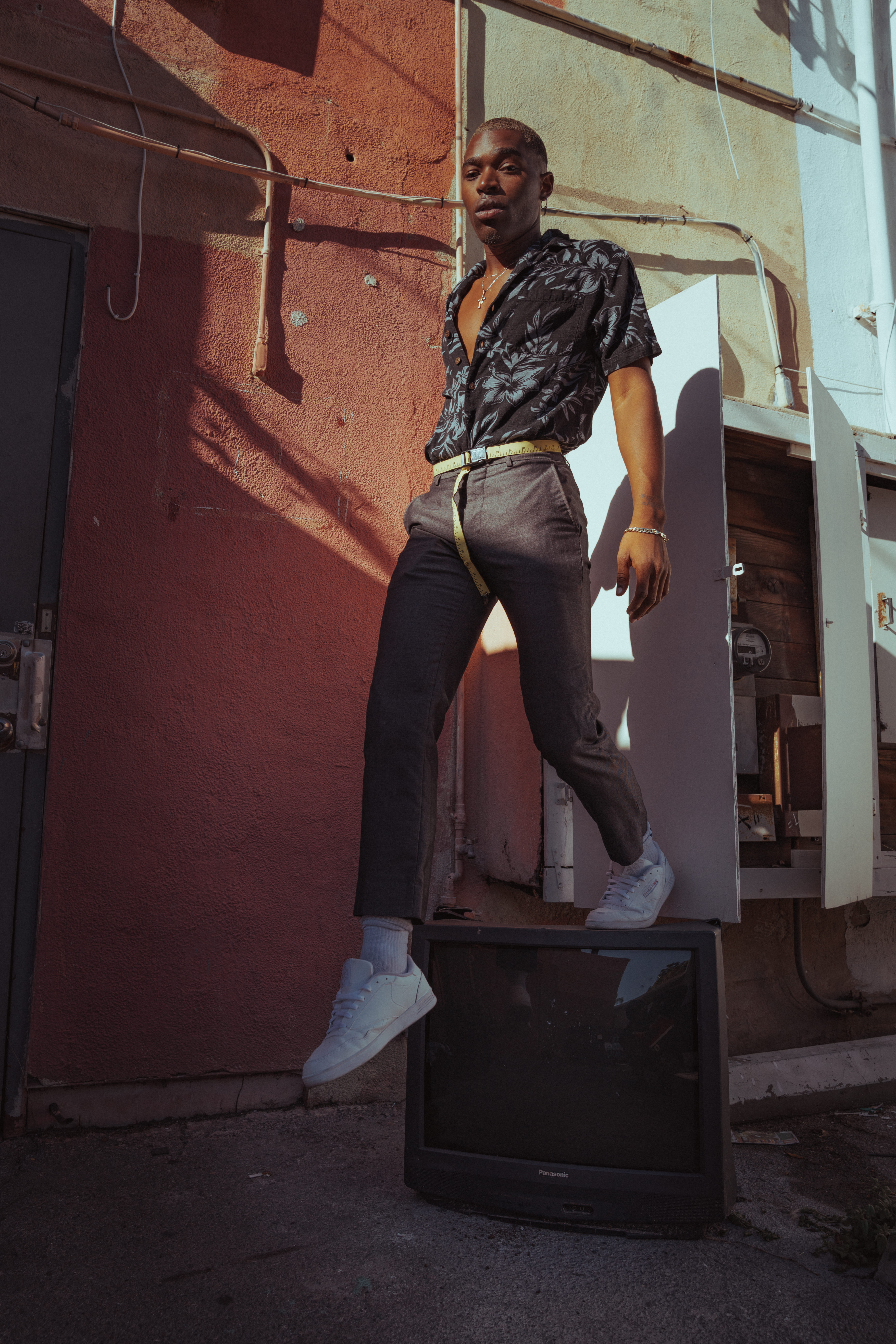 crt, alley, 8K, wall - building feature, jeans, lifestyle, building exterior, tv, lifestyles, front view, concrete, person, city, black, near, outdoors, Phone HD Wallpaper