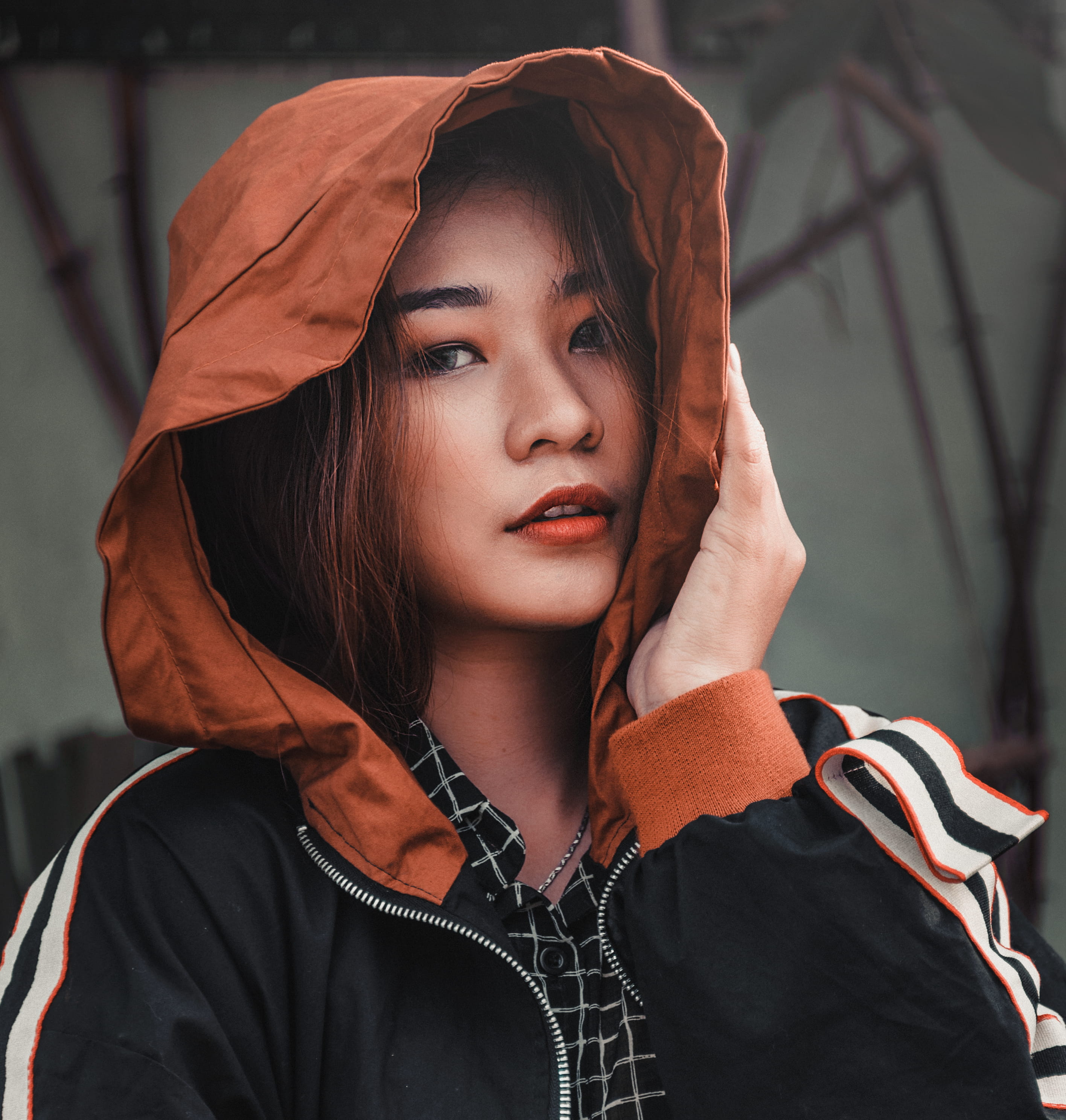 lifestyles, photoshoot, jacket, makeup, headshot, front view, white, black, person, casual clothing, brown, pretty, one person, fashion, elegant, hood - clothing, Phone HD Wallpaper