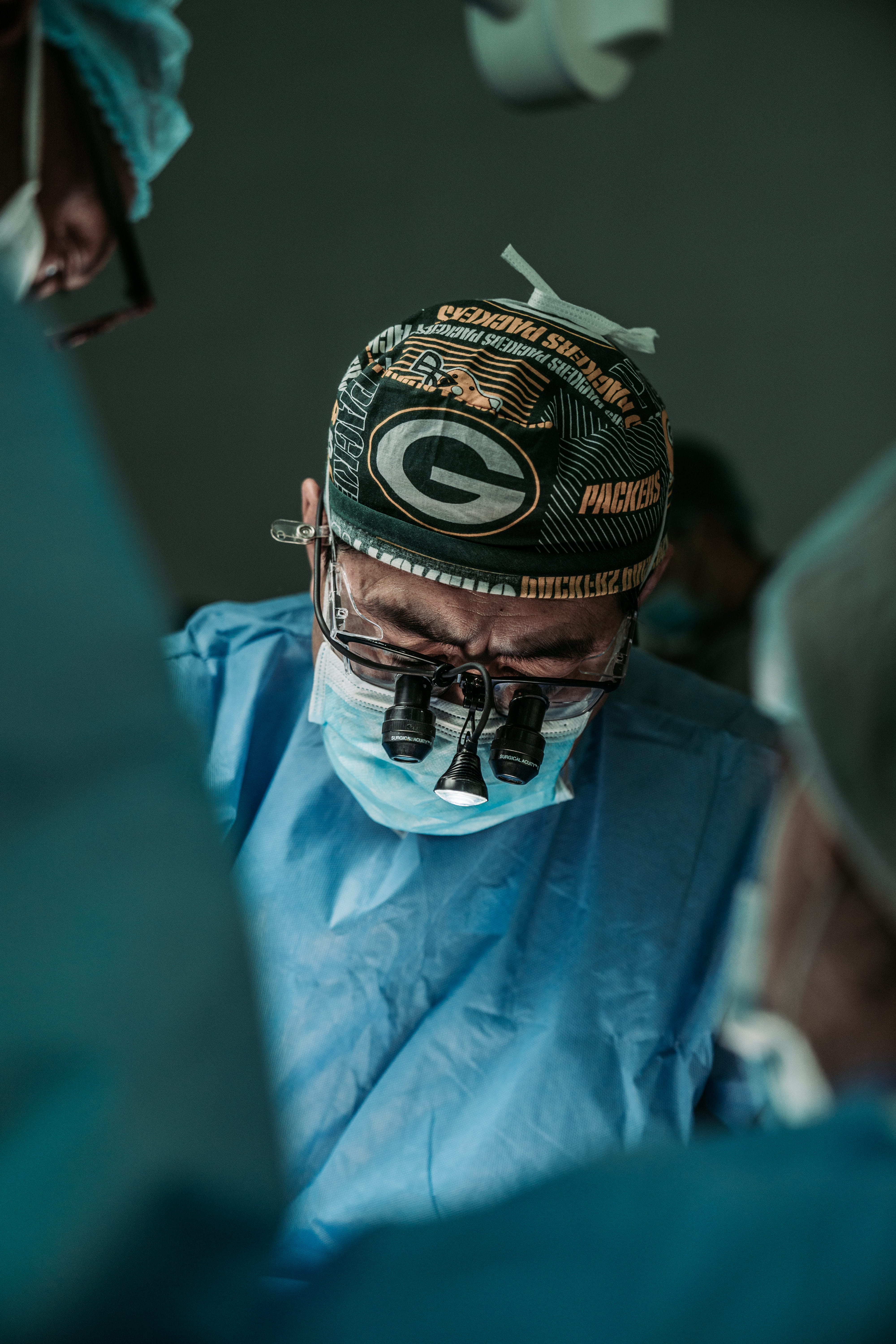 surgery, wearing, healthcare worker, healthcare and medicine, group of people, scrubs, surgical equipment, technology, surgeon, hat, packers, people, care, Phone HD Wallpaper