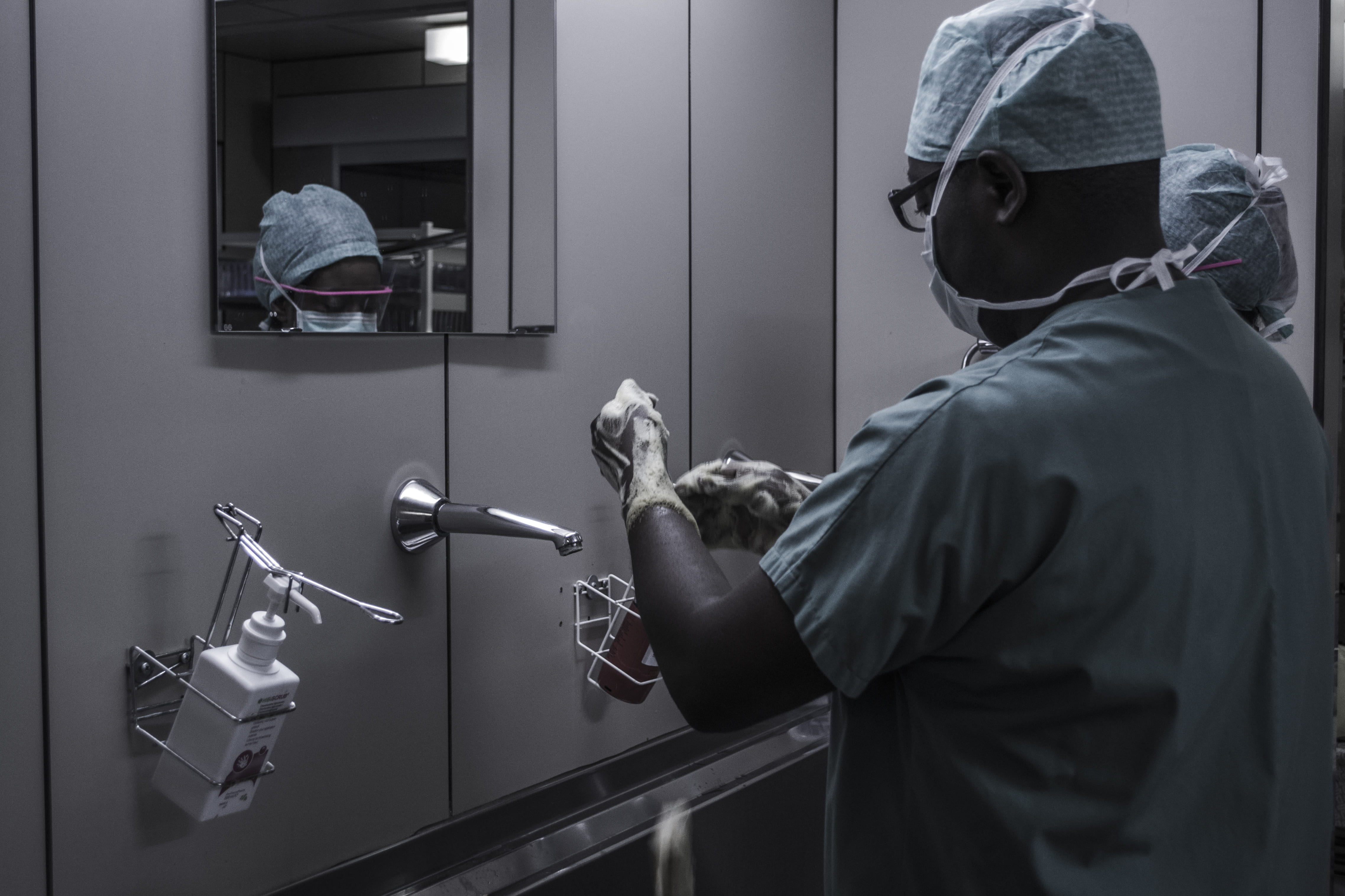 real people, operating theater, hospital, room, 4K, surgeon, surgical, mirror, inside, near, human hand, stainless, scrubs, shirt, operation, adult, hand, HD Wallpaper