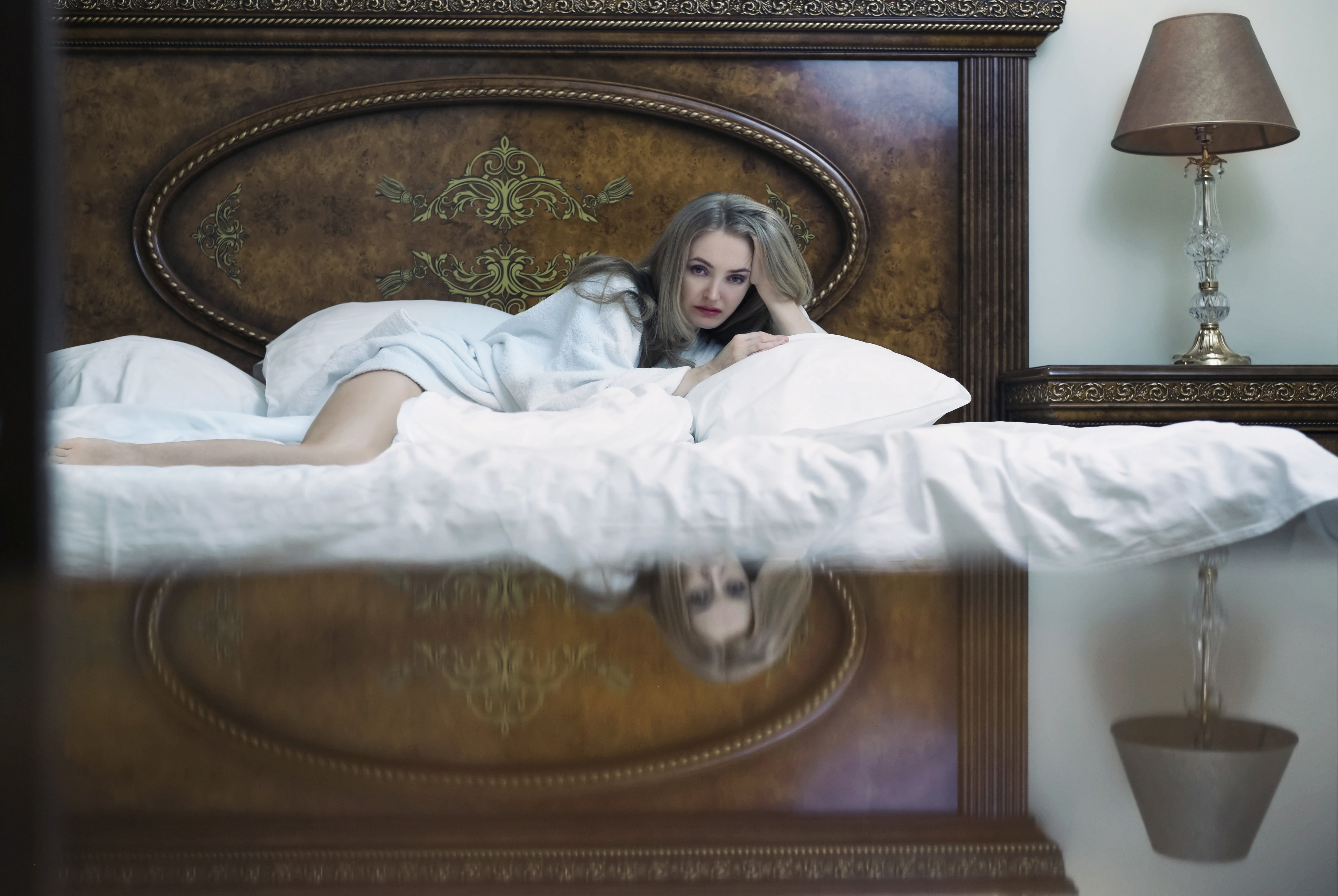 beautiful, lying down, girl, posture, reflection, leisure activity, top, lifestyles, room, adult, lighting equipment, leg, electric lamp, interior, one person, HD Wallpaper