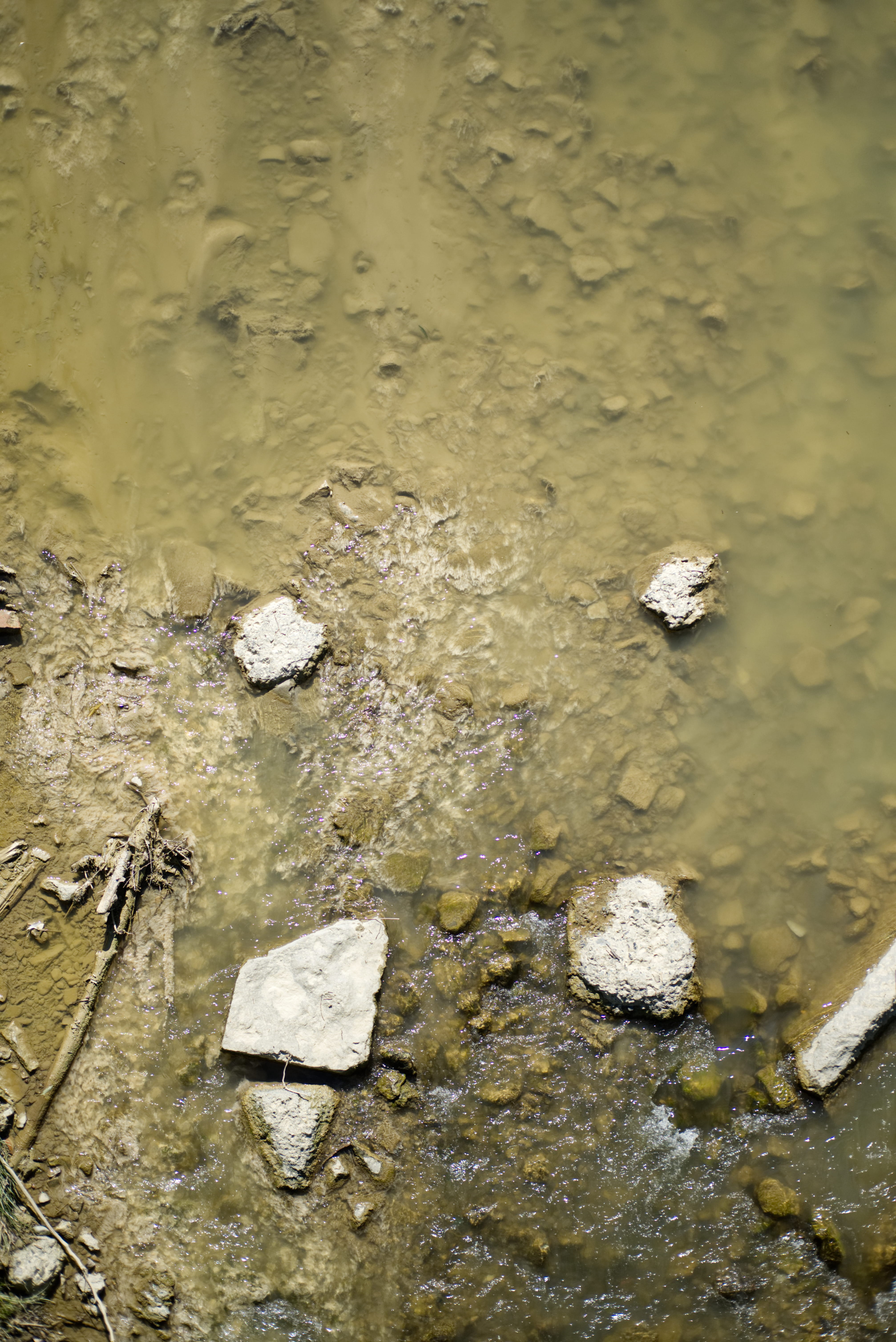italy, lake, no people, beach, 5K, rock, land, dirty, rock - object, shallow, full frame, textured, flying, solid, outdoors, dirt, water, Phone HD Wallpaper