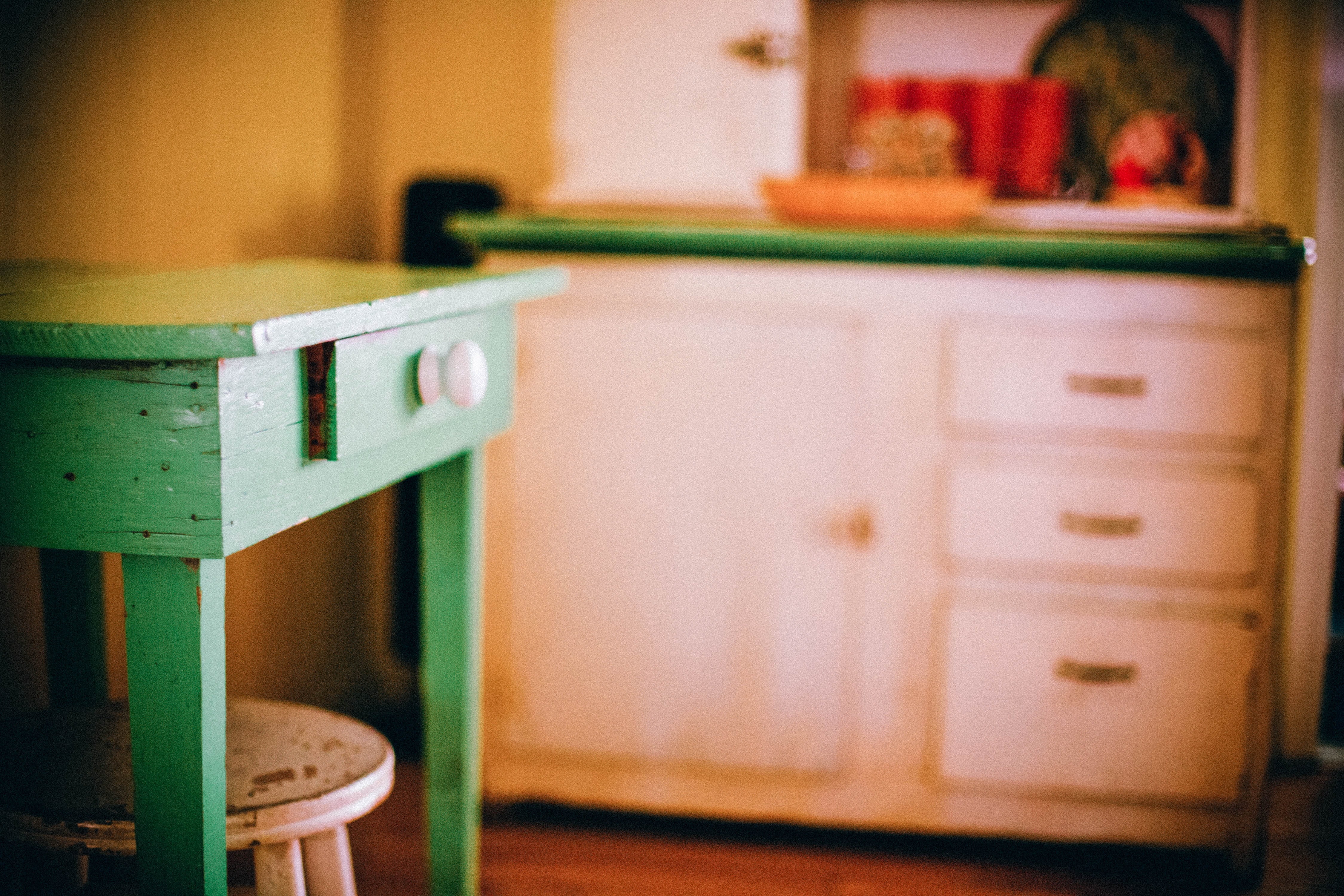 green, selective focus, cabinet, kitchen, domestic Room, square, shelf, house, kitchen table, drawer, wooden, no People, table, absence, kitchen Counter, HD Wallpaper