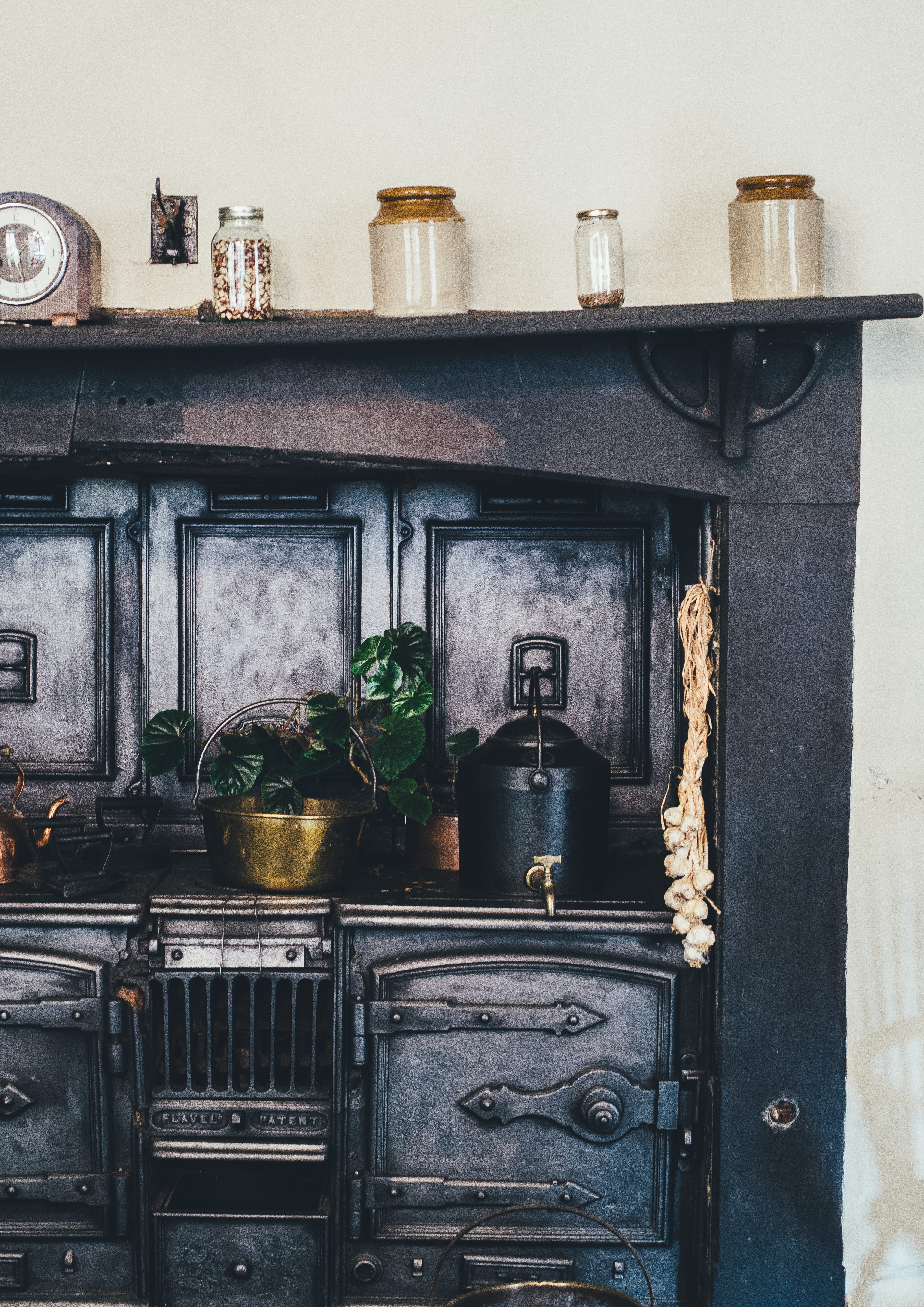 old-fashioned, black, jar, wood - Material, kitchen, clear, built structure, brass, large group of objects, glasses, stove, shot, domestic room, glass jars, Phone HD Wallpaper