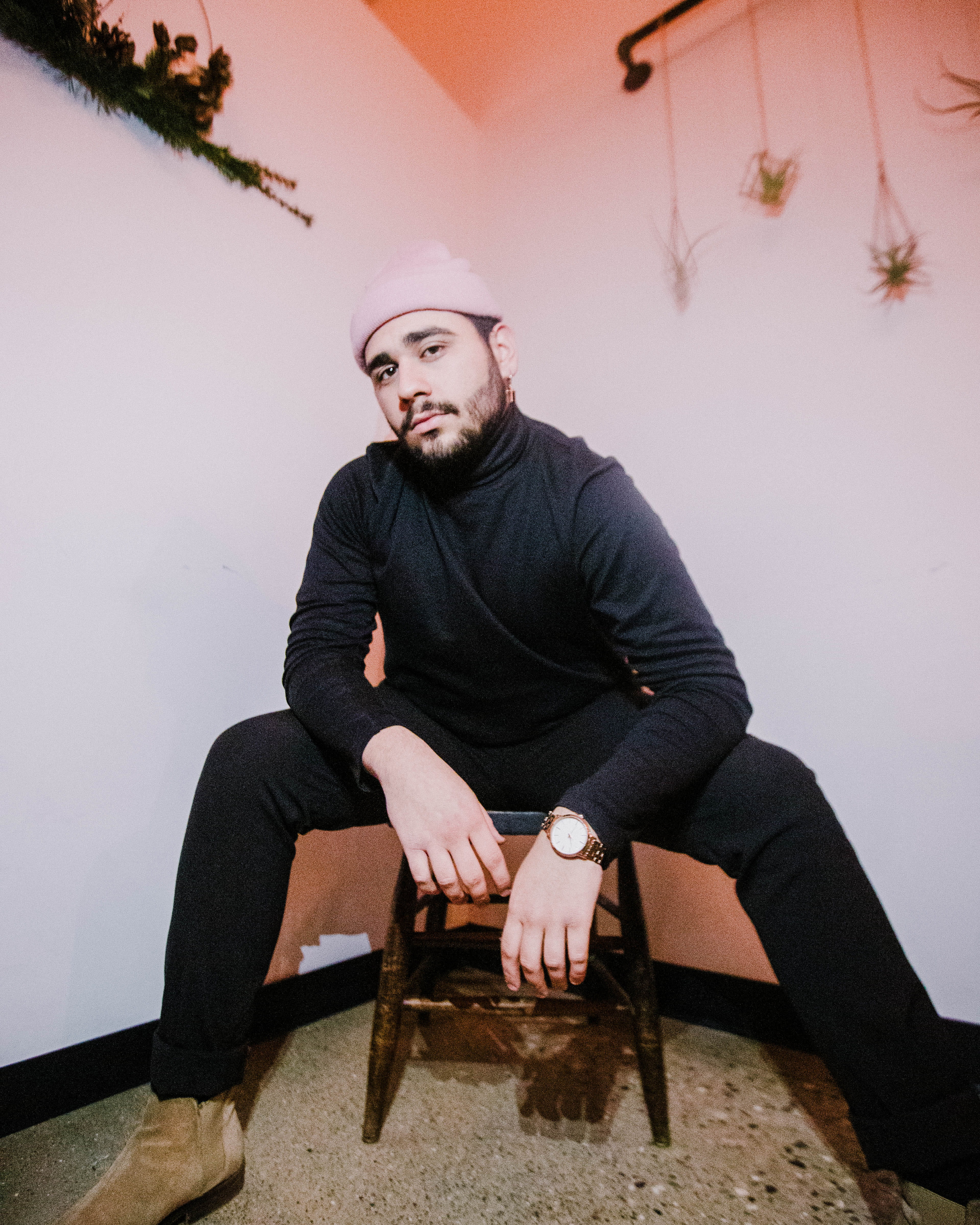 contemplation, creative, watch, green, person, leisure activity, coffee shop, pink, sitting, white, indoors, beanie, young men, casual clothing, chair, Phone HD Wallpaper