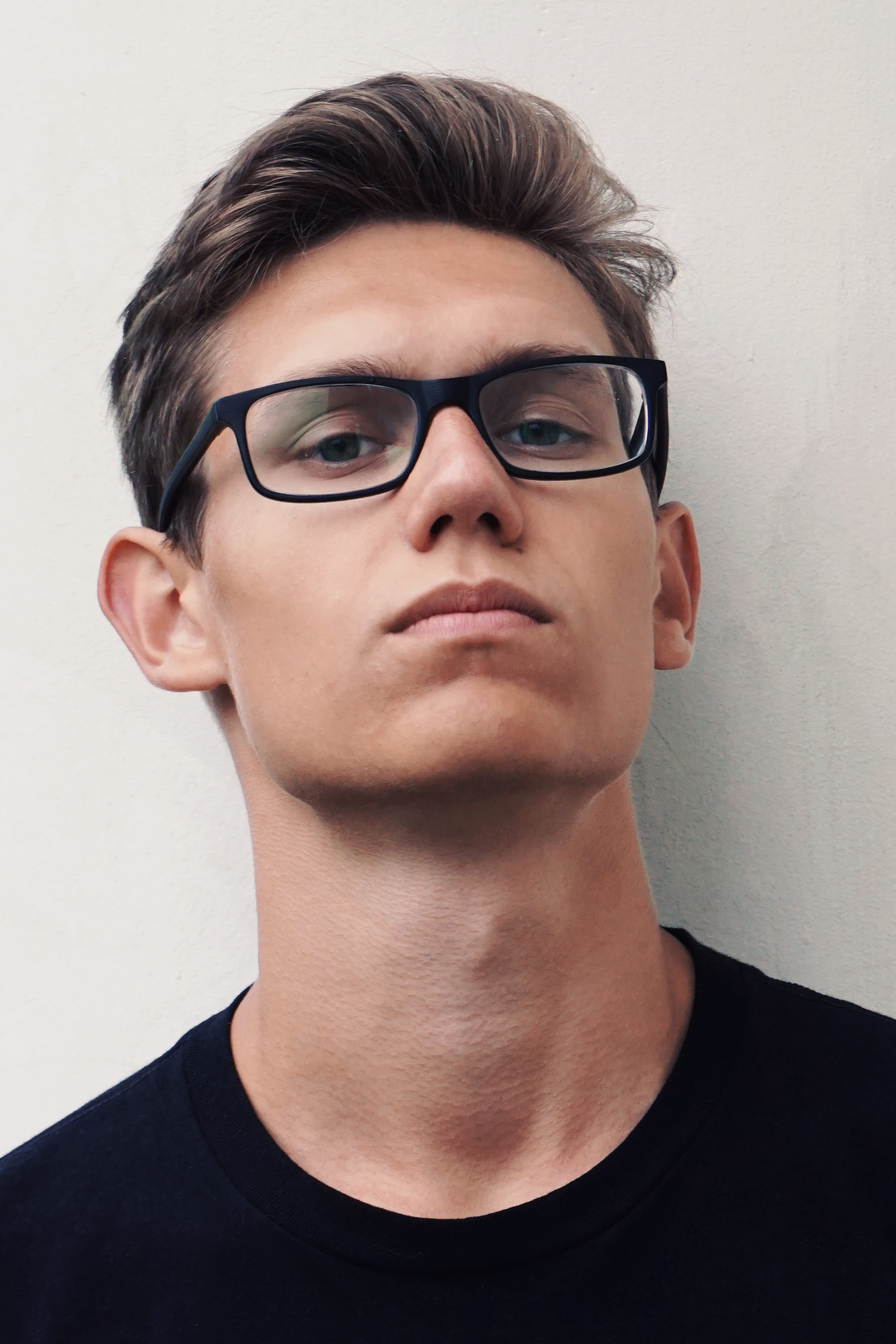 face, casual clothing, soft, men, wall - building feature, young men, one person, looking at camera, eyeglasses, glasses, pan4ratte, lifestyles, Phone HD Wallpaper