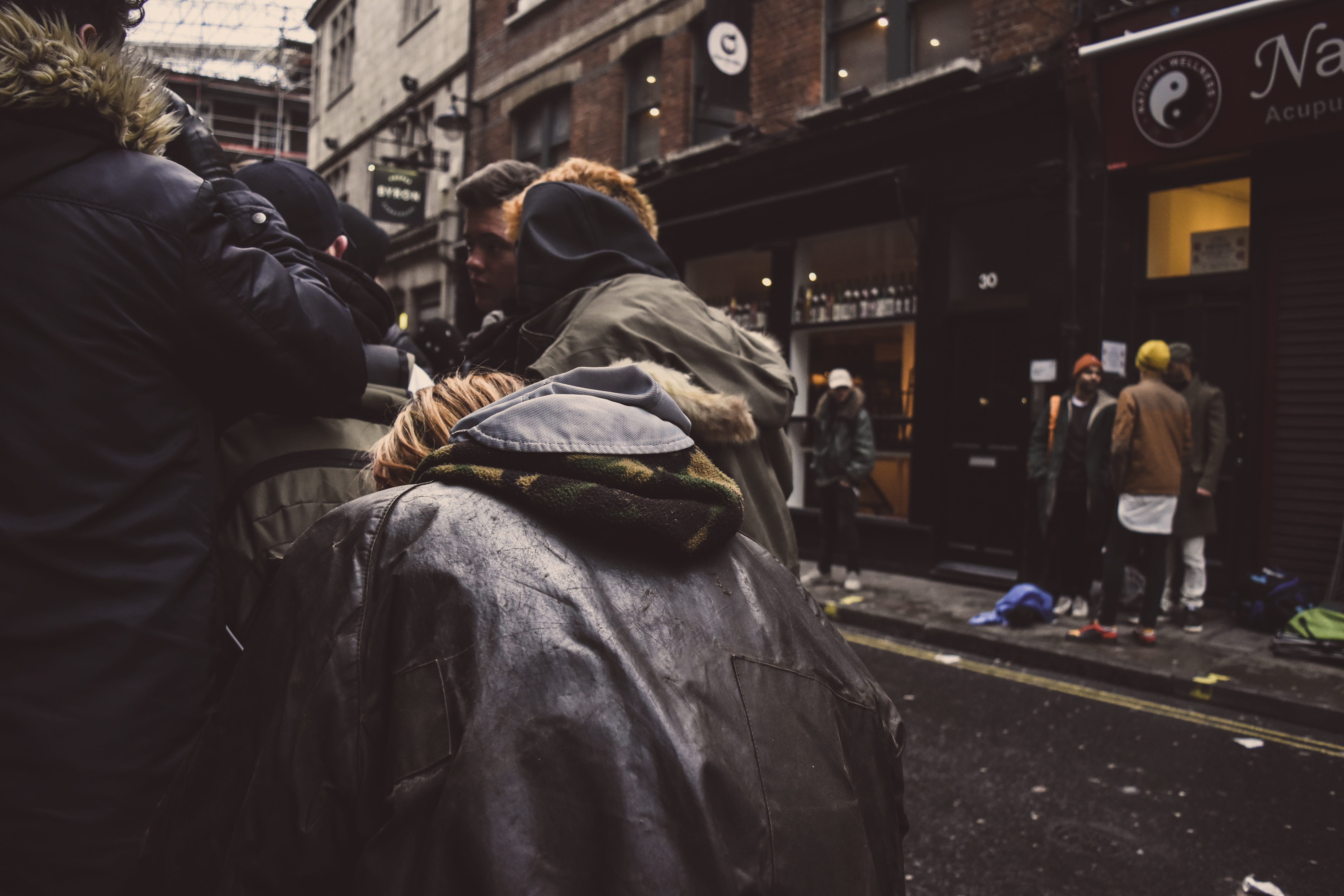 day, real people, social issues, city life, fashion, group of people, rear view, speculators, men, building, building exterior, adult, fall, autumn, alley, HD Wallpaper