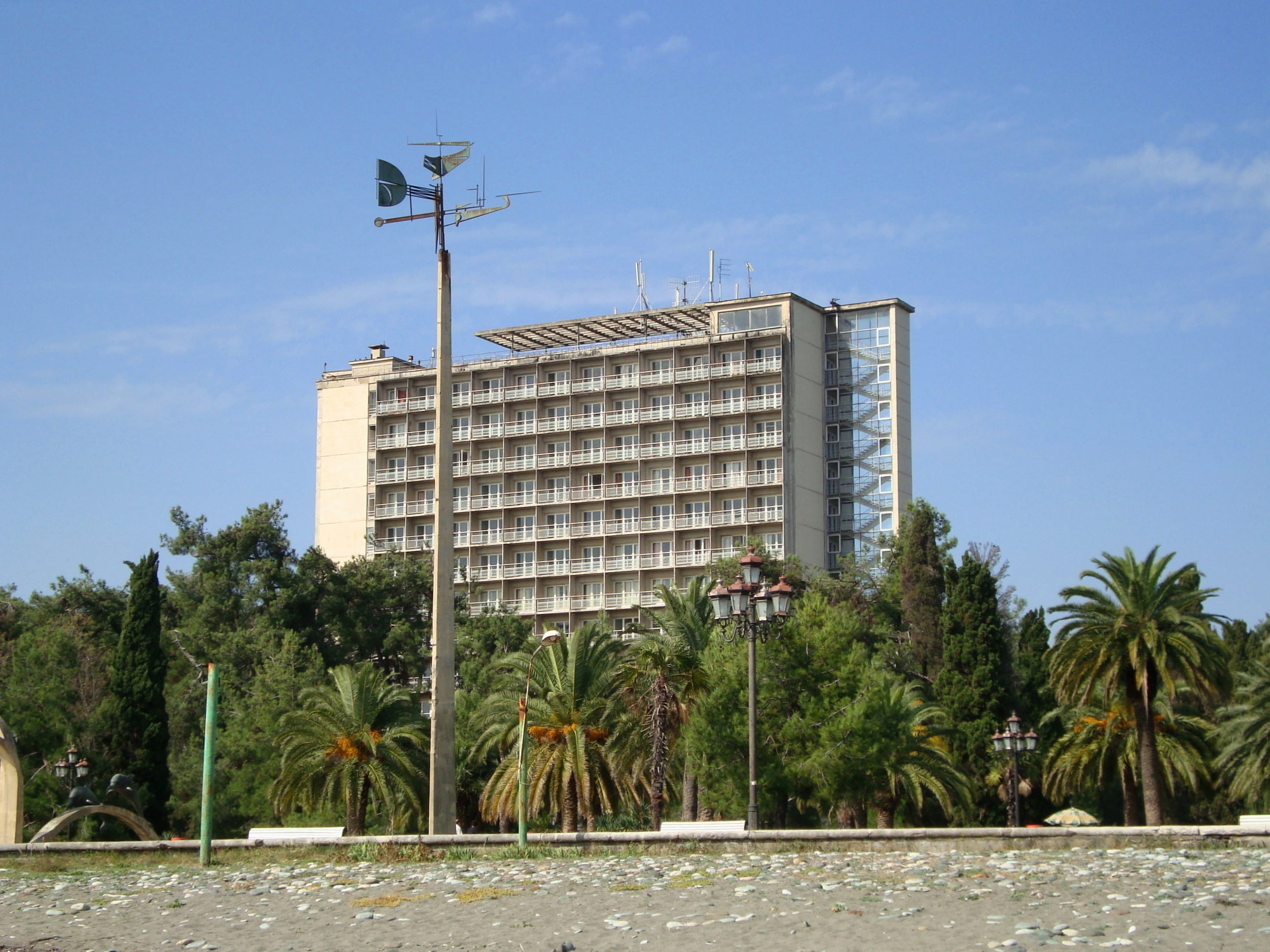 growth, plant, pension, skyscraper, promenade, tree, apsny, palm trees, urban Scene, post, building, modern, day, 2K, caucasus, abkhazia, pitsunda, sky, HD Wallpaper