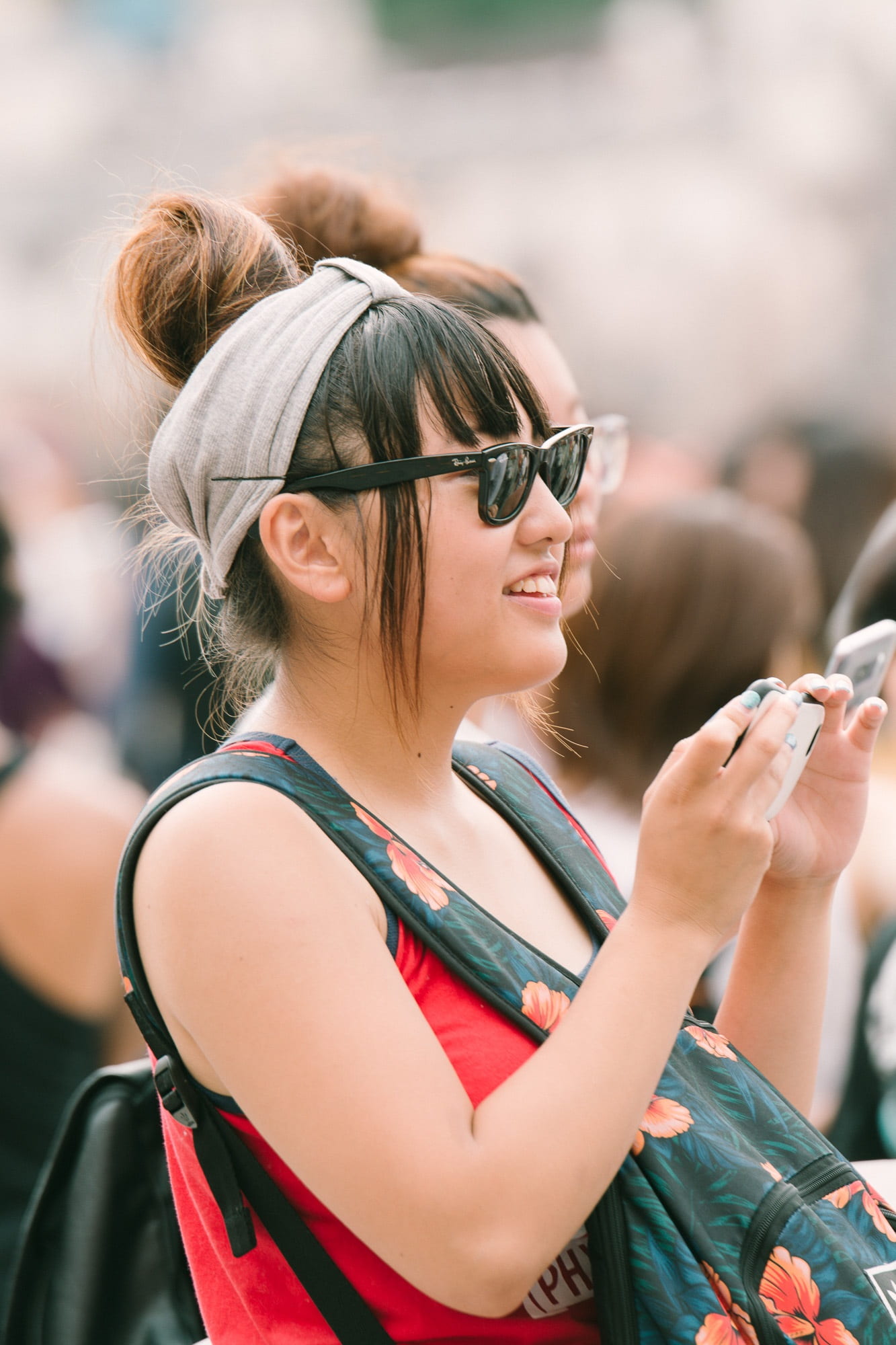young women, young adult, portrait, technology, smiling, arts culture and entertainment, sunglasses, hairstyle, beautiful woman, focus on foreground, outdoors, Phone HD Wallpaper