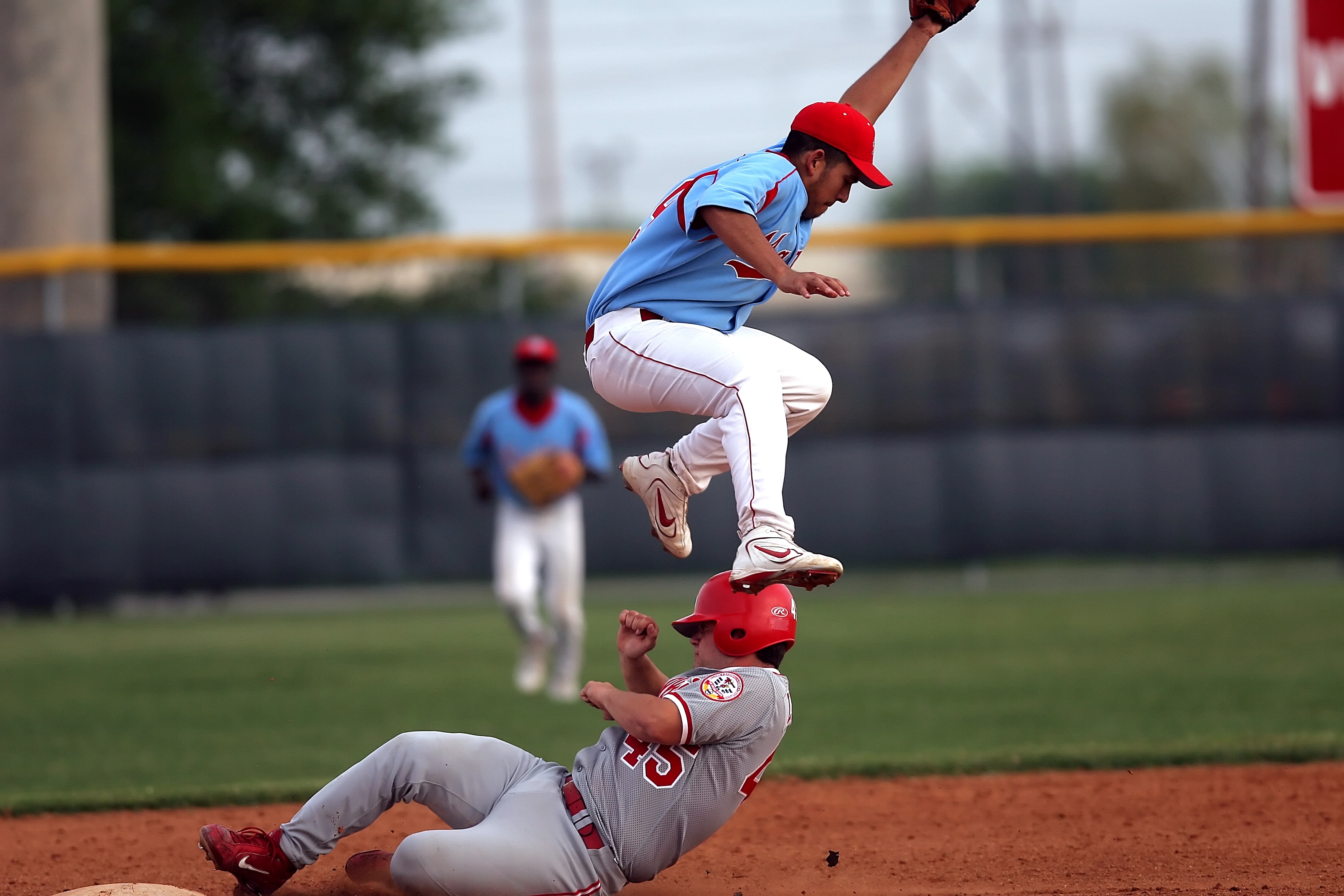 second base, men, helmet, nature, play, baseball uniform, baseball glove, sport, 2K, focus on foreground, baseball, dirt, males, youth, player, action, HD Wallpaper