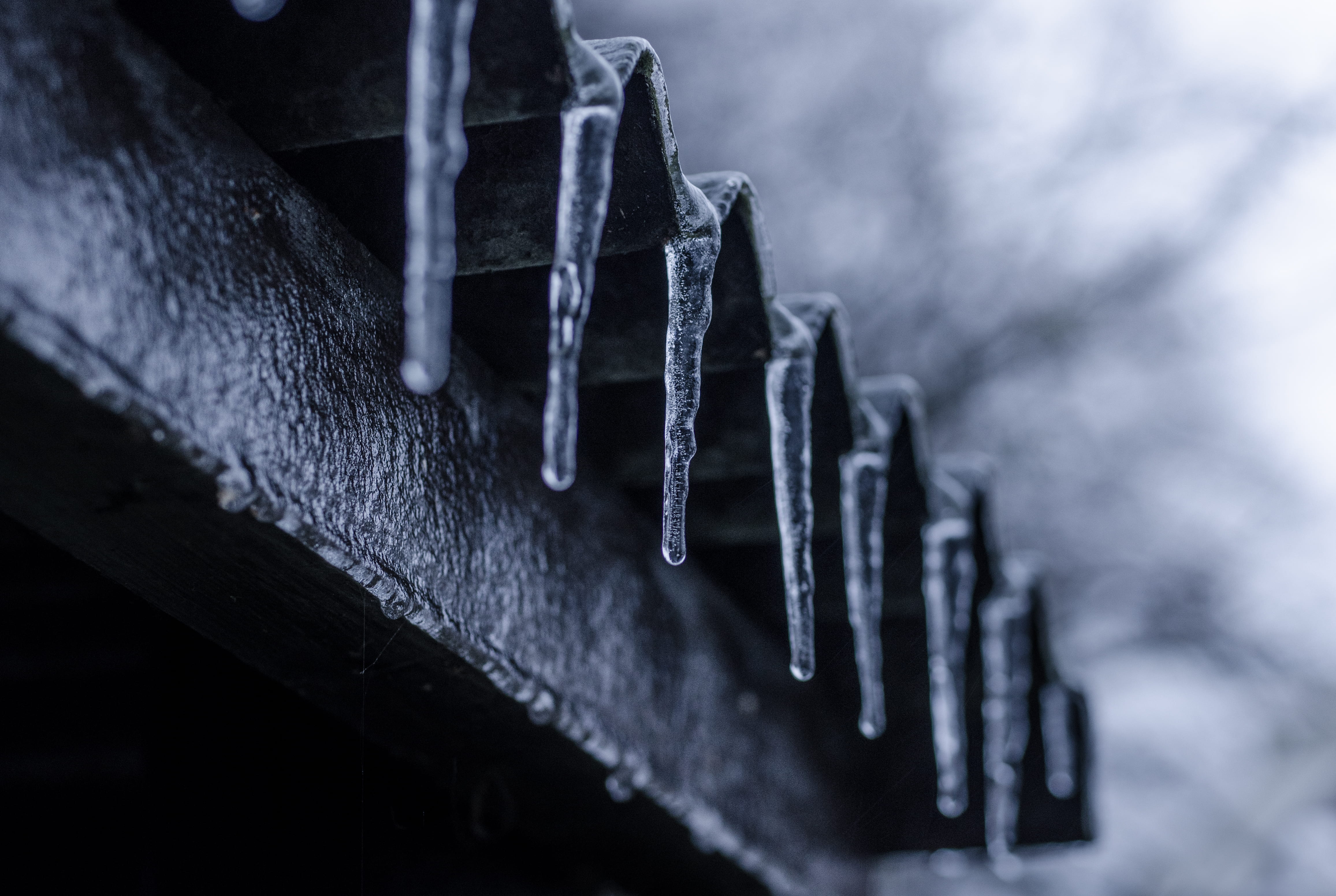 ice, frost, day, crystal, edges, close, winter, roof, sheets, close-up, frosty, frozen, macro, icicle, corrugated, black-and-white, simplicity, bokeh, environment, HD Wallpaper