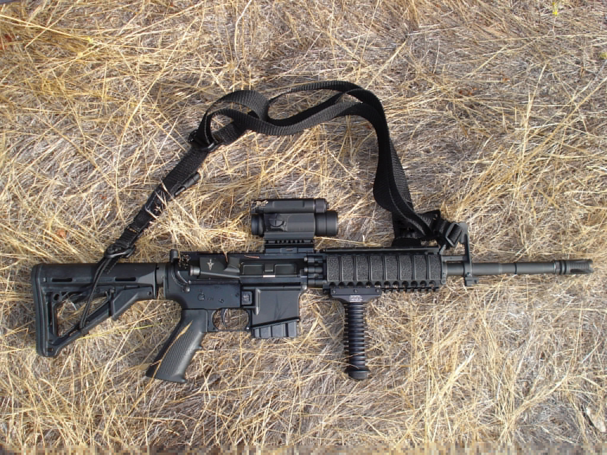 black, nature, sunlight, weapons, strap, grass, weapon, sign, 1080P, land, technology, protection, day, military, rifle, security, outdoors, aggression, HD Wallpaper