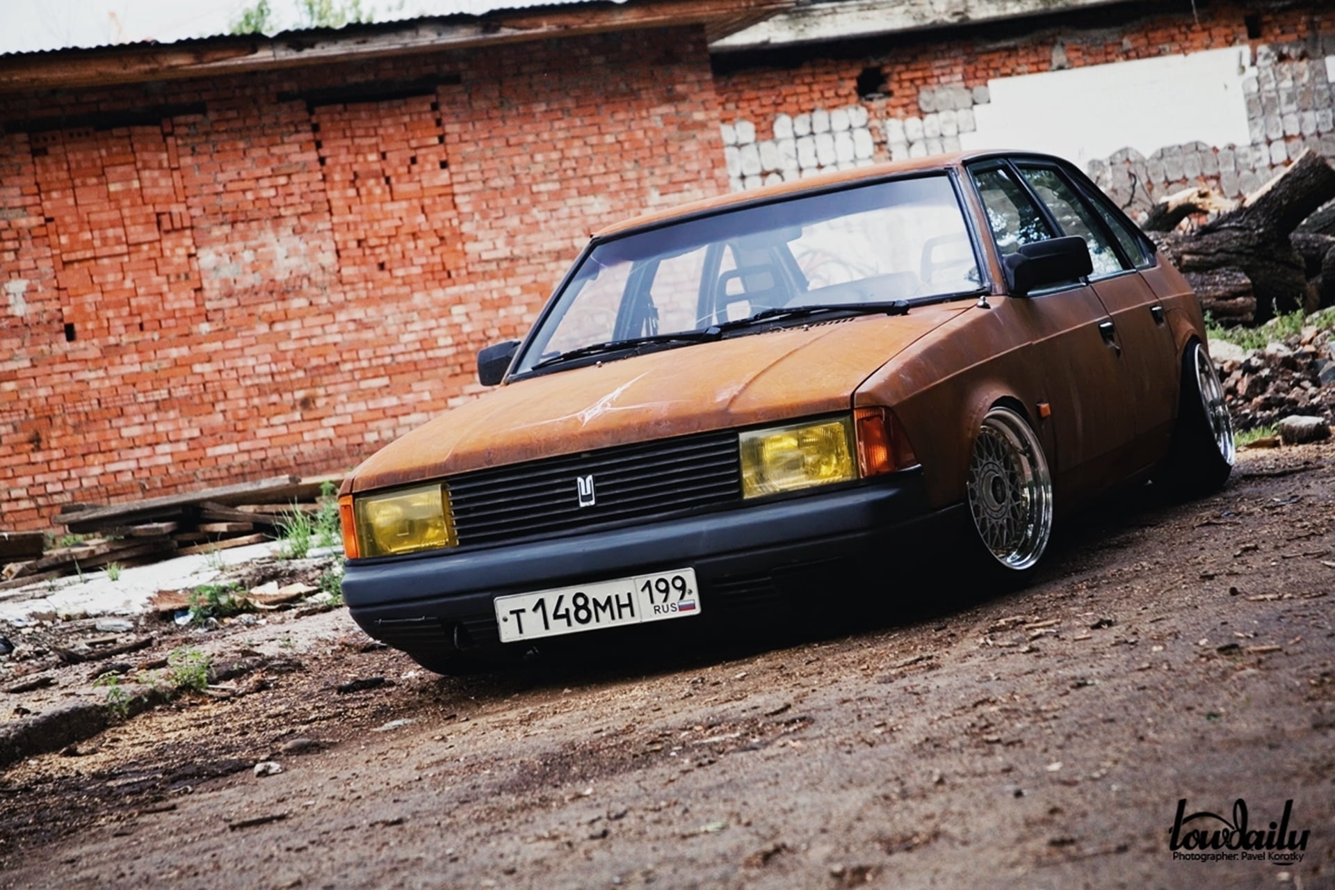 brick wall, building exterior, new, speed, abandoned, outdoors, bMW, modern, front View, bumper, sports Car, rat, wall - building feature, Muscovite, day, HD Wallpaper