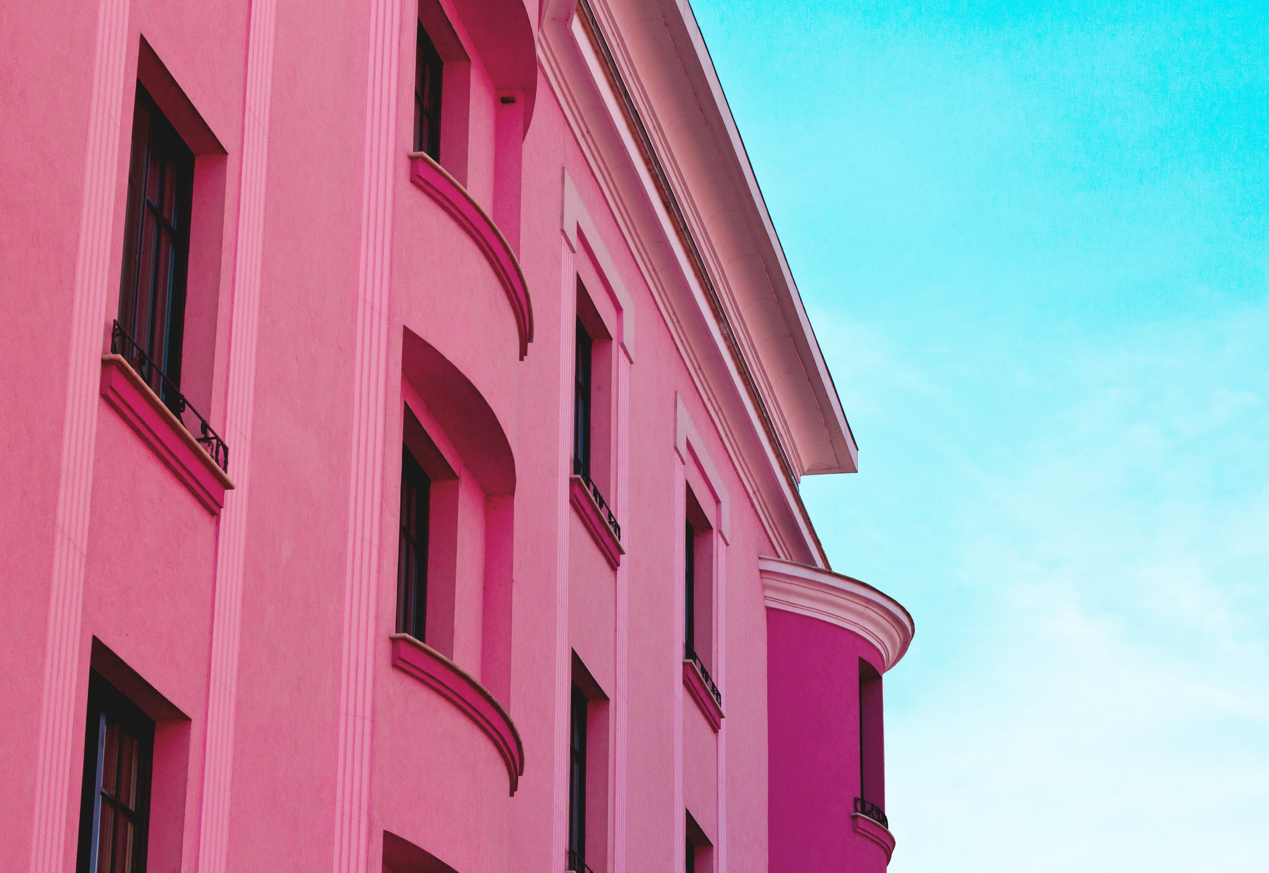 romanium, city life, red, 4K, beautiful, city, built structure, light blue, outdoors, residential district, old, blue, low angle view, building, tyler hendy, HD Wallpaper