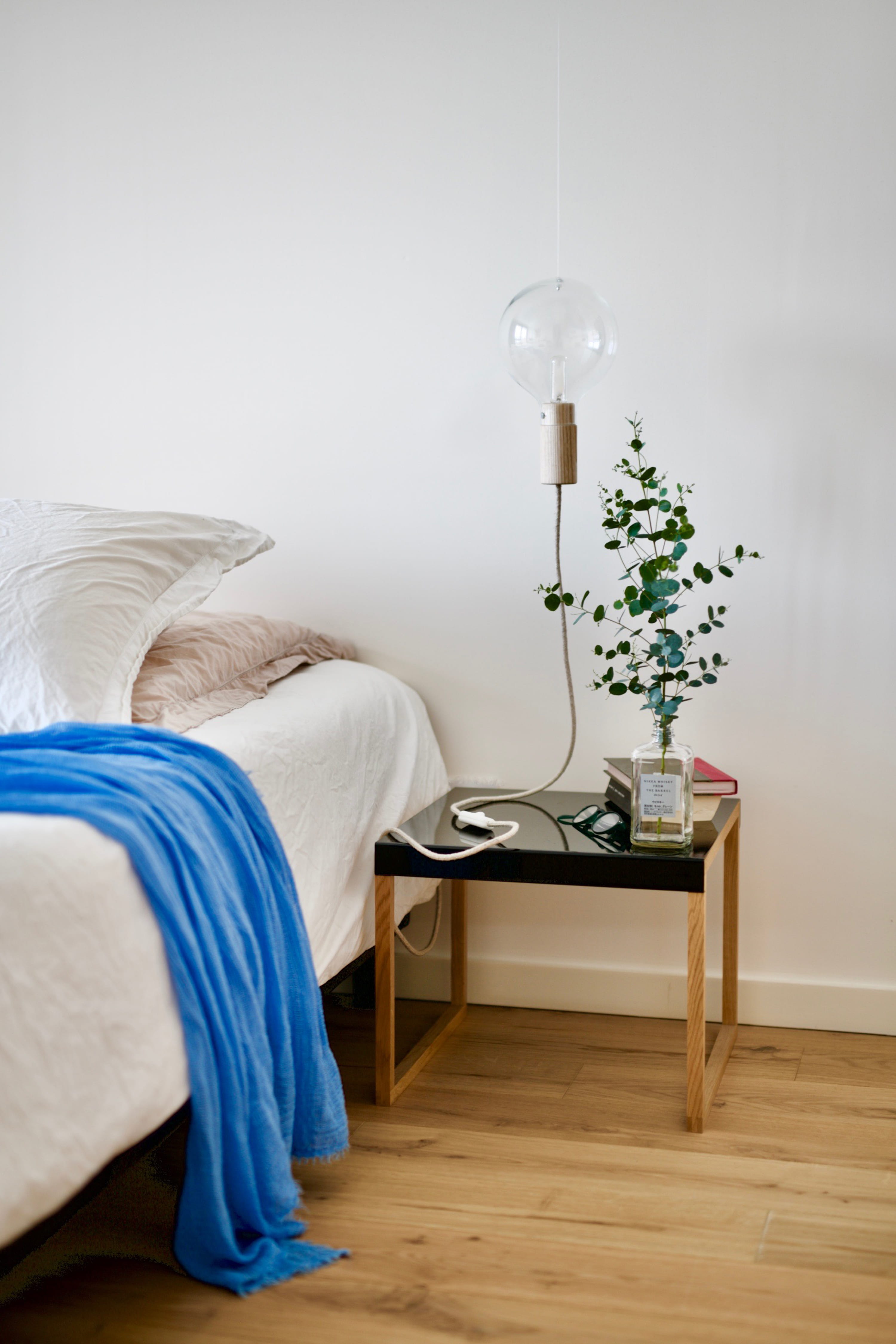 flooring, wall - building feature, interior design, bedroom light, bed, table, comfortable, white color, house, light, plant, living room, lighting equipment, Phone HD Wallpaper