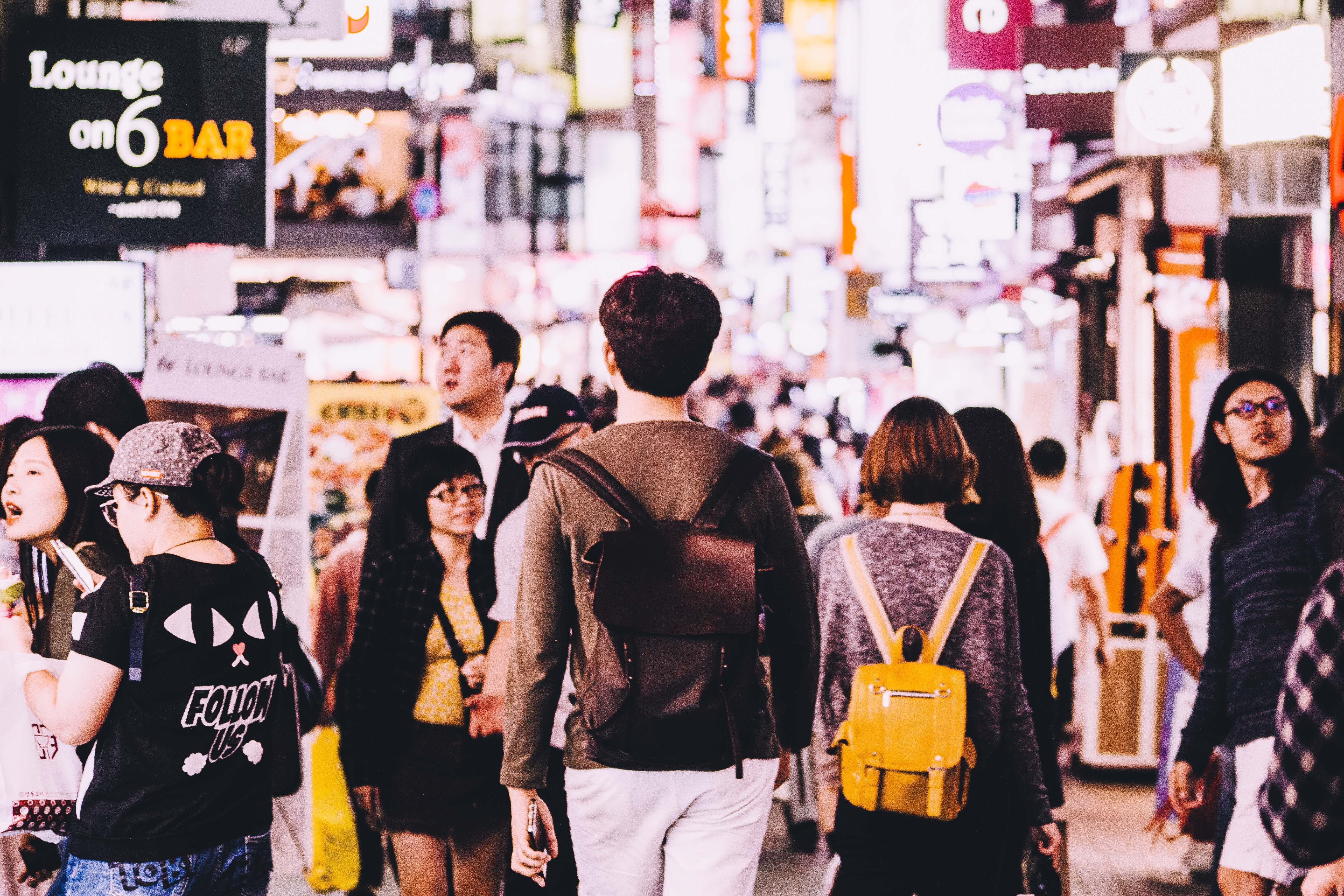 sidewalk, near, crowd, women, three quarter length, lounge, man, communication, bar, built structure, outdoors, architecture, city, crowded, adult, seoul, HD Wallpaper