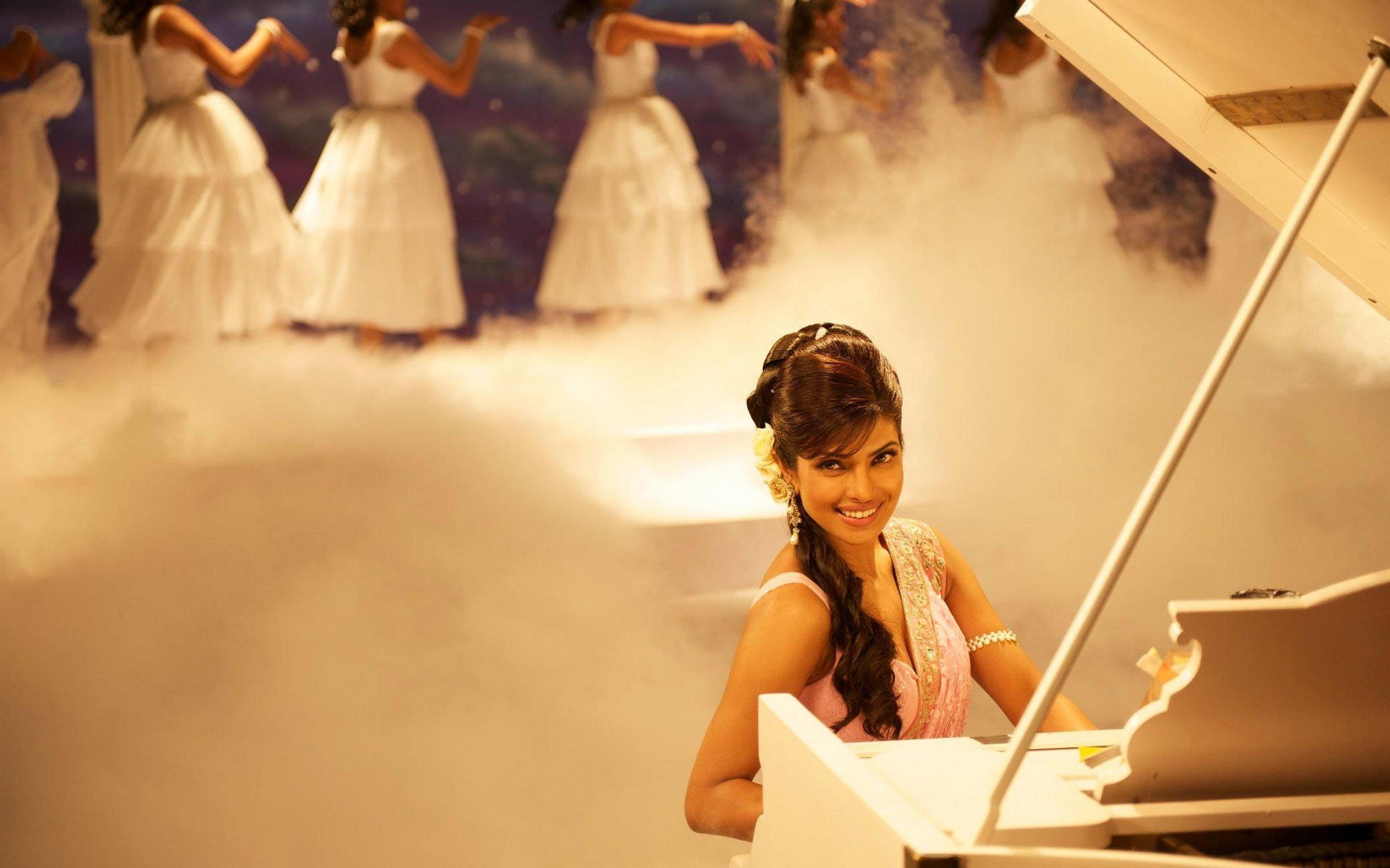 chopra, priyanka, stills, meri, 1080P, piano, bollywood, kahaani, teri, movie, HD Wallpaper