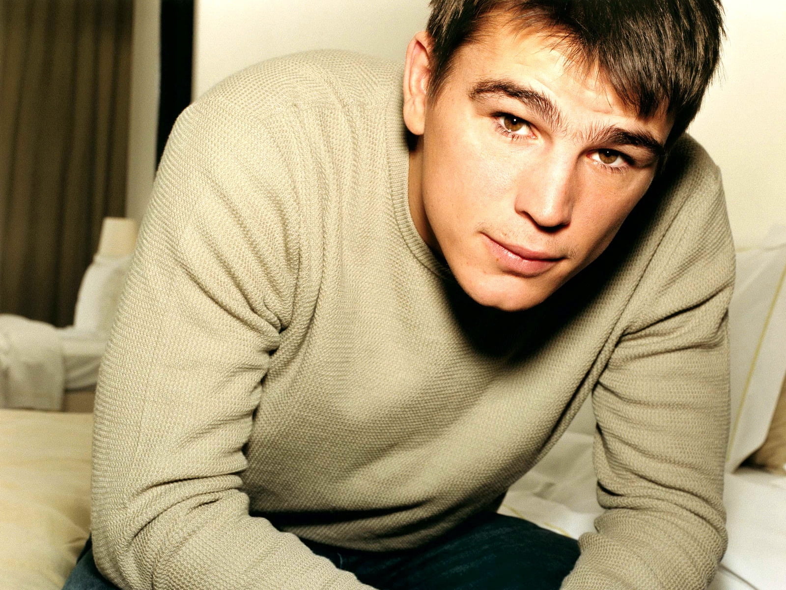 josh hartnett, brown, sitting, handsome, only Men, serious, s, young Adult, front view, casual Clothing, sadness, thinking, resting, contemplation, men, HD Wallpaper