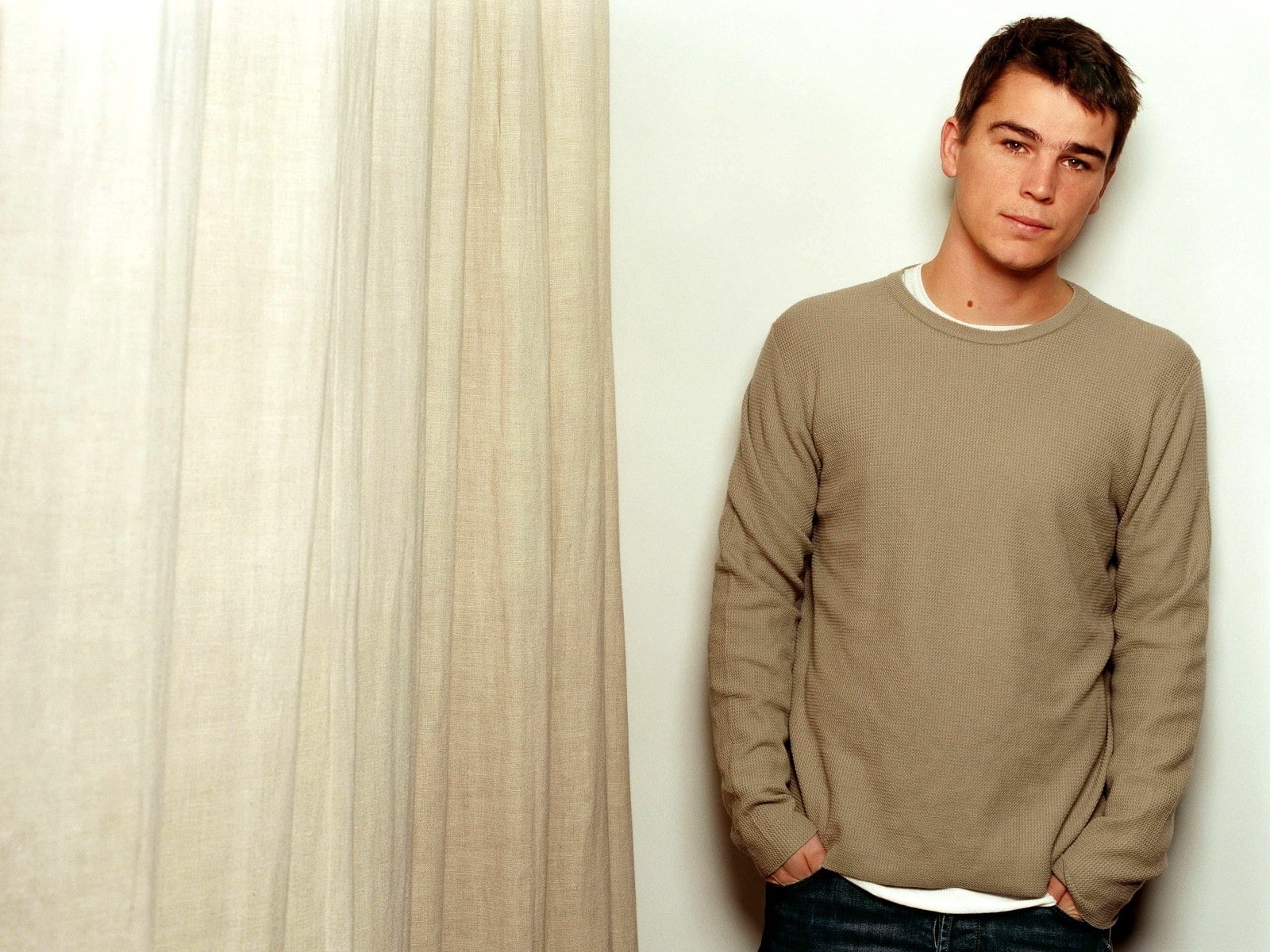 casual clothing, Dark-haired, young men, one person, hands in pockets, portrait, Actor, Brown-eyed, Josh hartnett, waist up, front view, indoors, three quarter length, HD Wallpaper
