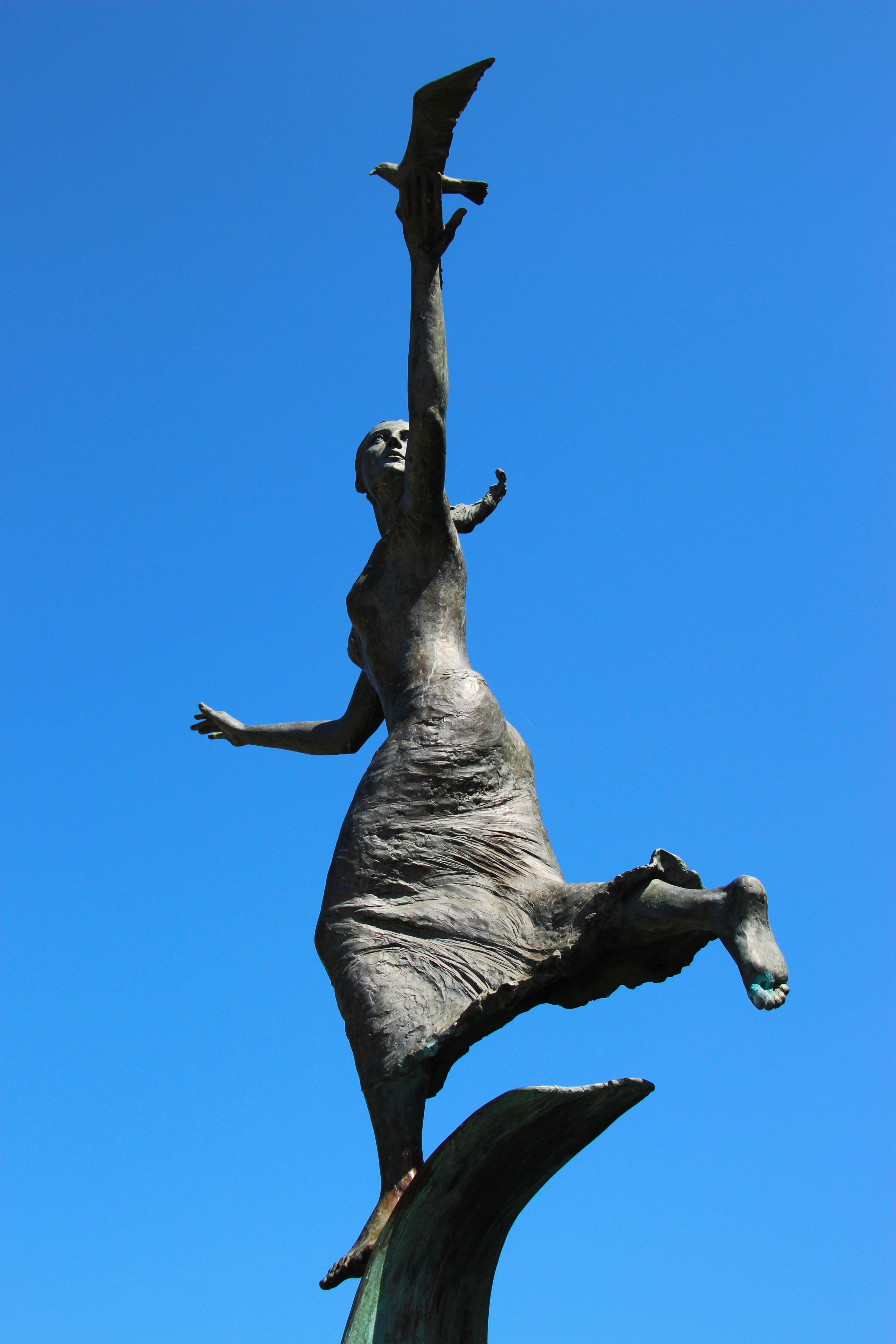 animal wildlife, bronze, no people, low angle view, blue, greek, creativity, human representation, nature, sculpture, female, architecture, vertebrate, Phone HD Wallpaper