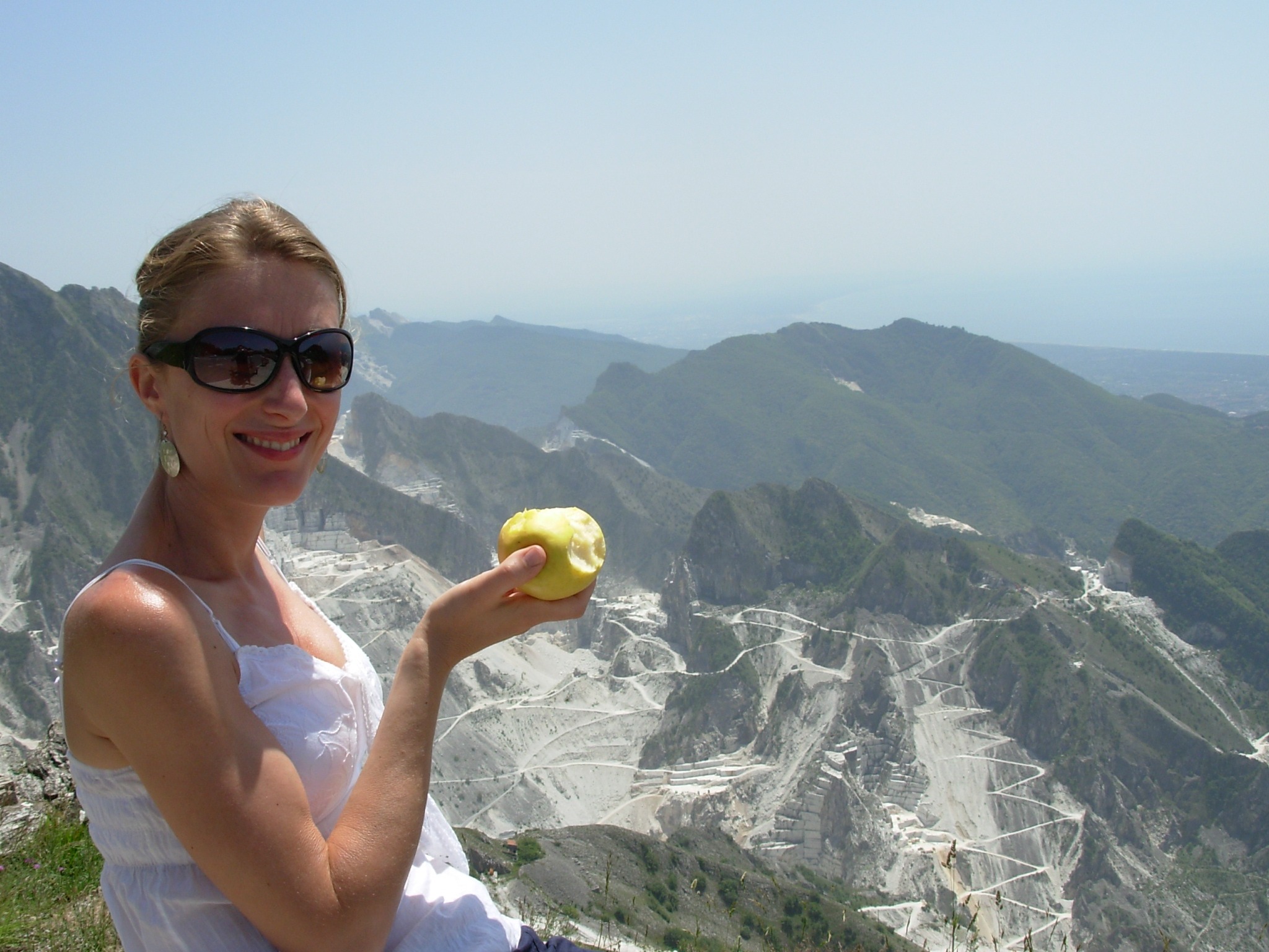 mountain range, looking at camera, day, young adult, women, fashion, 1080P, real people, mountain, woman, sunglasses, outdoors, summer, holding, apple, HD Wallpaper