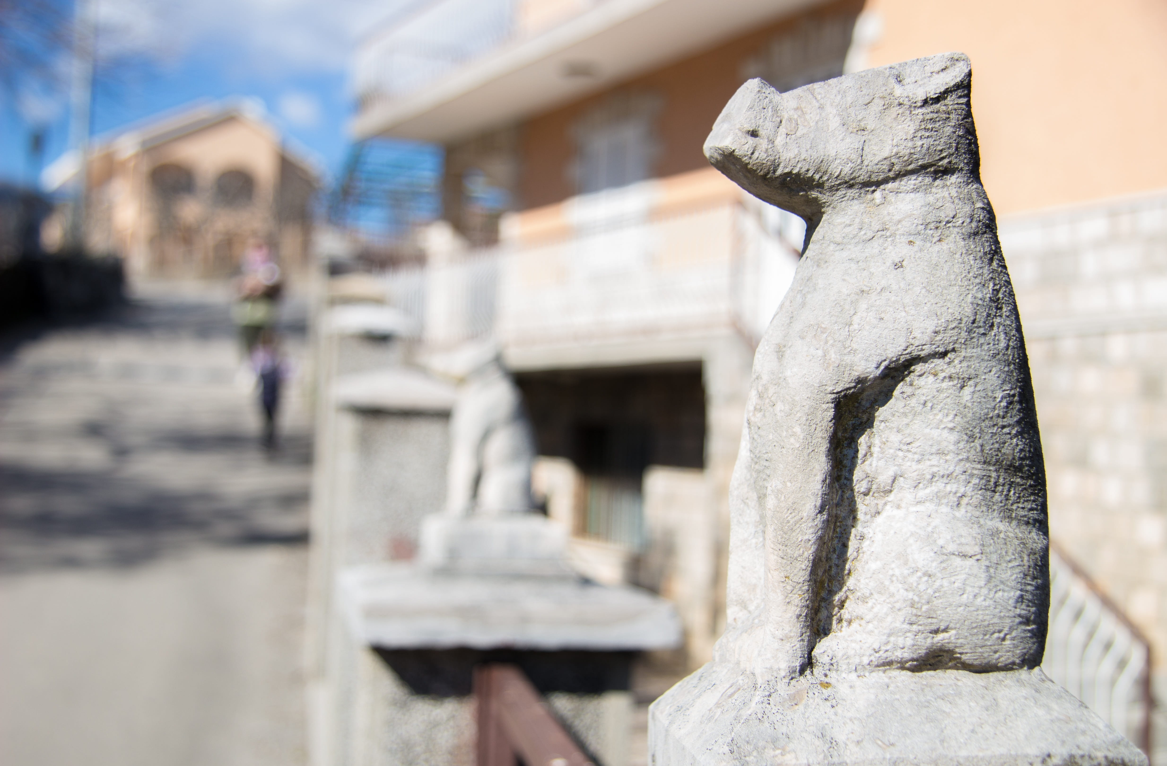 gatekeeper, Monument, craft, Sculpture, close-up, dog, day, selective focus, built structure, art and craft, tourism, building exterior, no people, history, HD Wallpaper